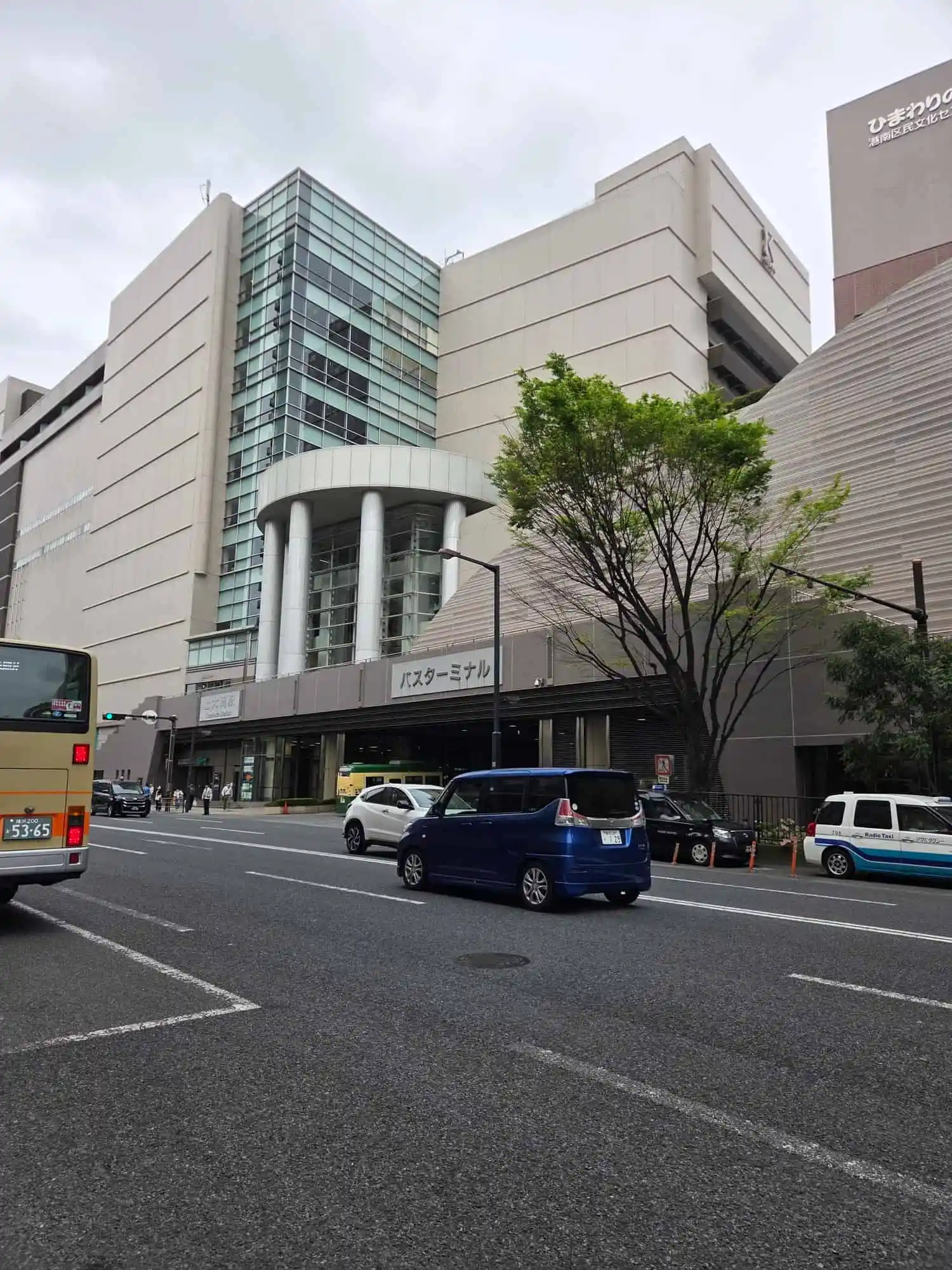 上大岡駅前のバスターミナルとcamio・ひまわりの郷（港南区民文化センター）の外観
