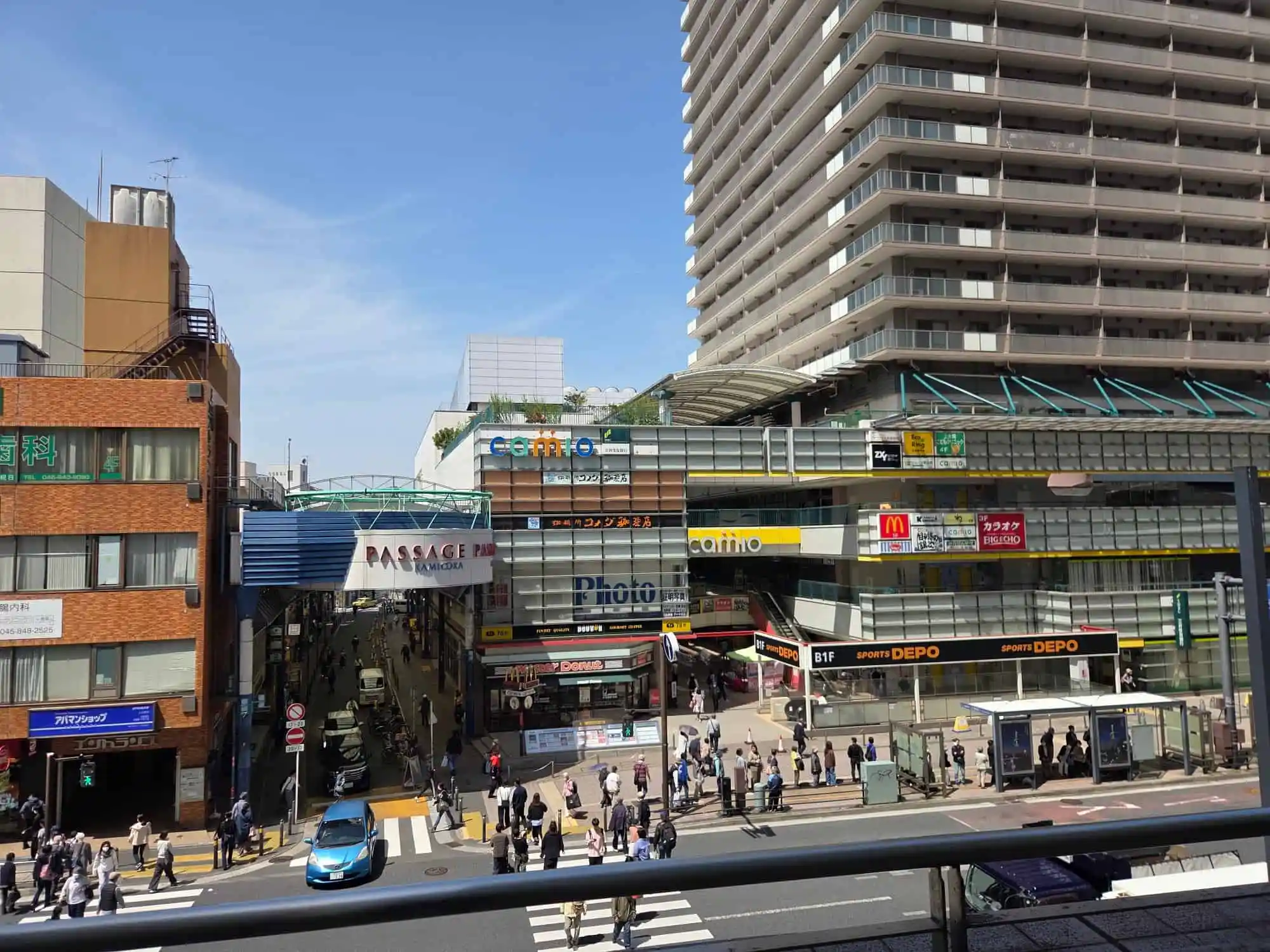 上大岡駅前のcamio・パサージュ上大岡とマクドナルド・スポーツデポなどの商業施設