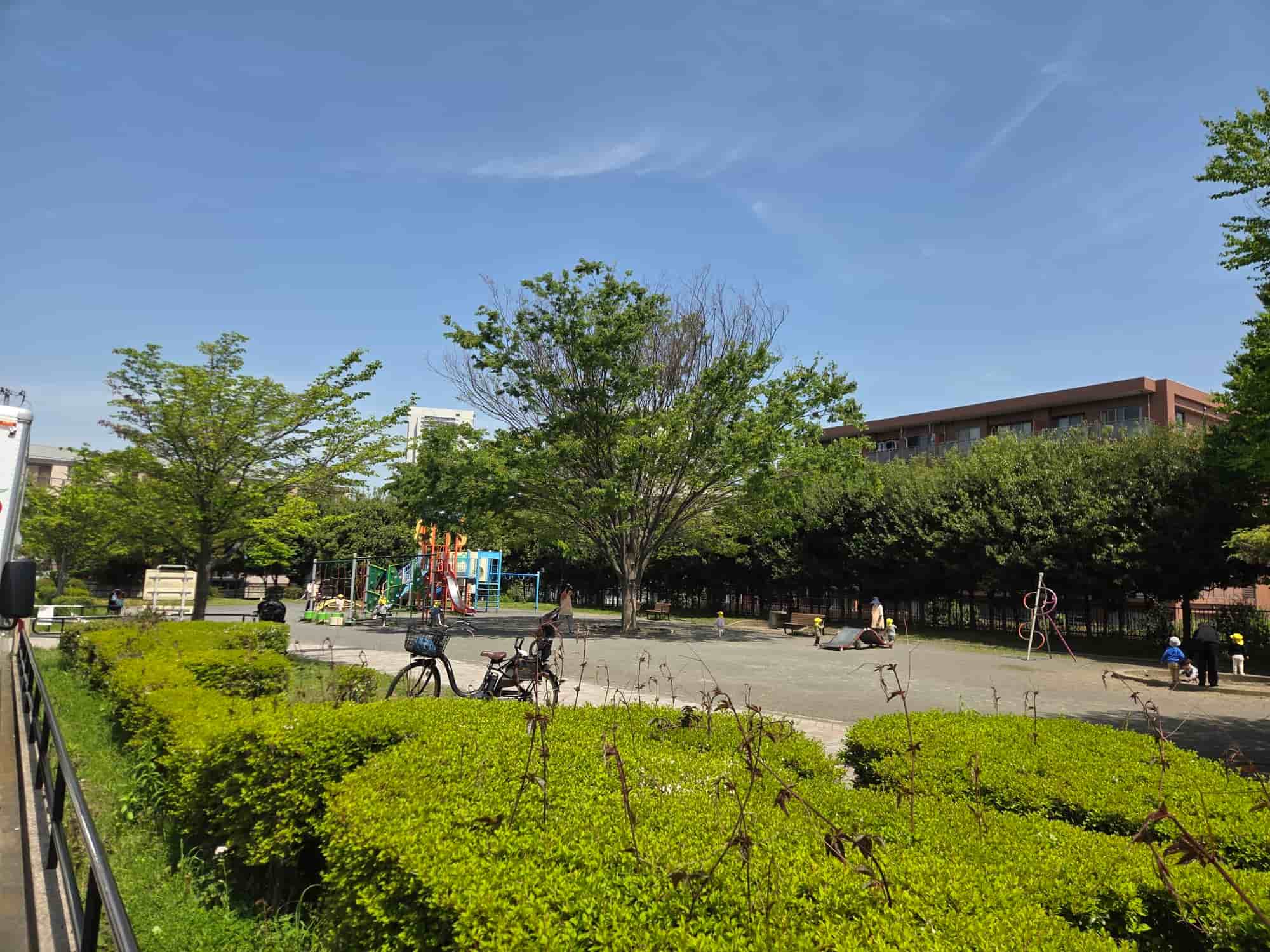 港南中央駅周辺の公園・遊具と緑豊かな住宅街の風景