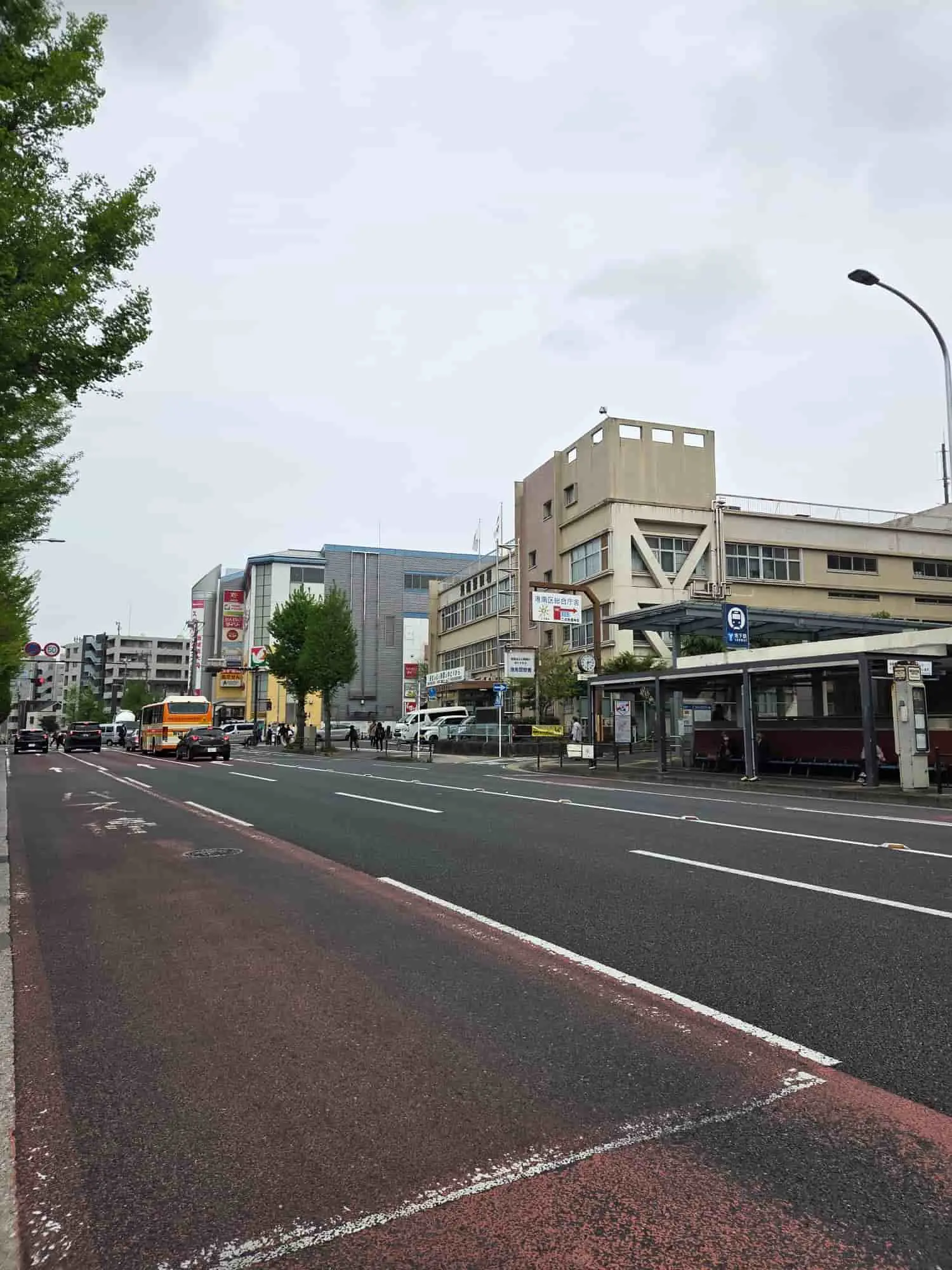 港南中央駅前の鎌倉街道とバス停・港南区総合庁舎の外観｜港南区の落ち着いた街並み