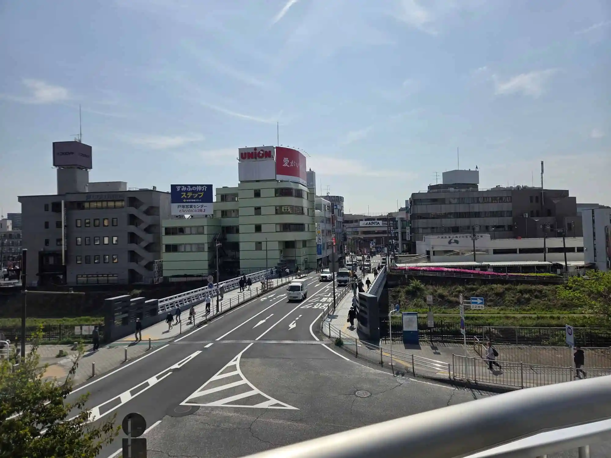 戸塚駅東口の歩道橋から見た駅前の街並み・柏尾川とアピタ戸塚店方面