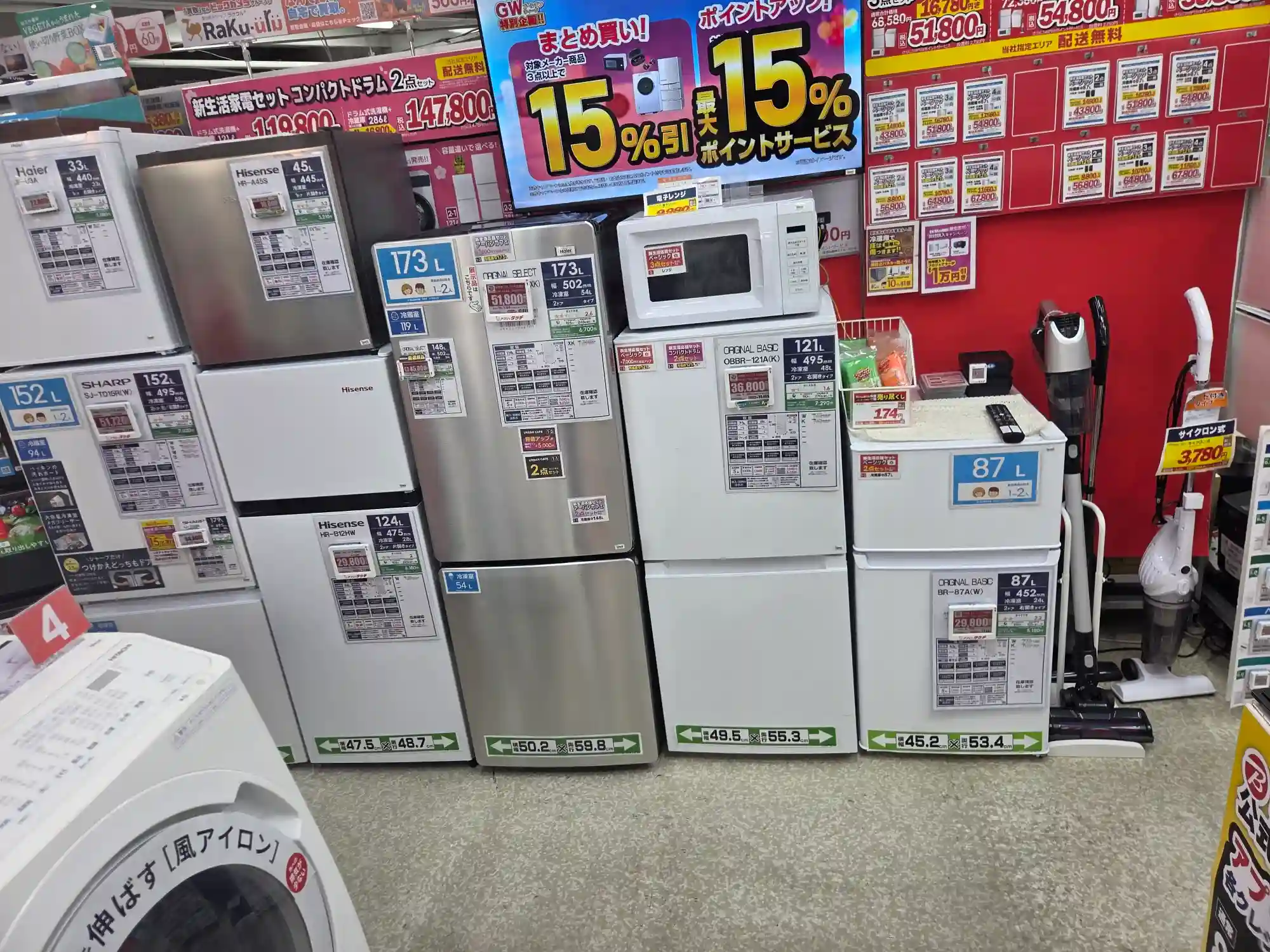 ビックカメラ横浜西口店 一人暮らし向け冷蔵庫サイズ比較 33L87L121L124L148L152L173Lの実機並び