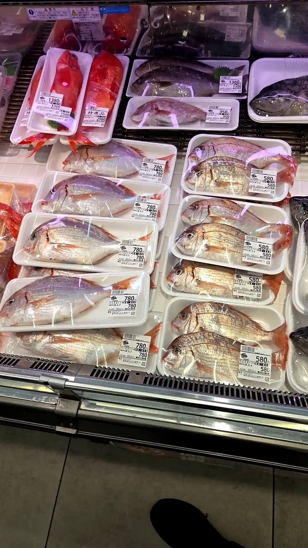 横浜の安いスーパー・ビッグヨーサンの鮮魚売り場。鯛などの一尾売りが580〜780円、特選品の赤い魚が1,380〜2,980円で並ぶ丸魚コーナー