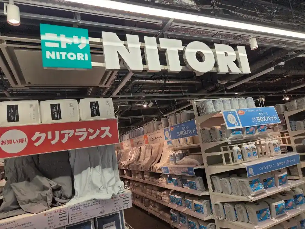 ニトリ エディオン横浜西口店 NITORI看板と寝具売り場 Nクール敷きパッドとホテルスタイル枕