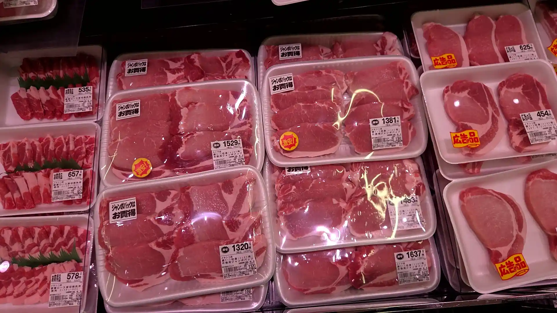 食品館あおばの精肉売り場。豚肉などの「ジャンボパックお買得」が1,320〜1,637円、「広告の品」のステーキ肉が454円・625円で並ぶ激安の肉売り場