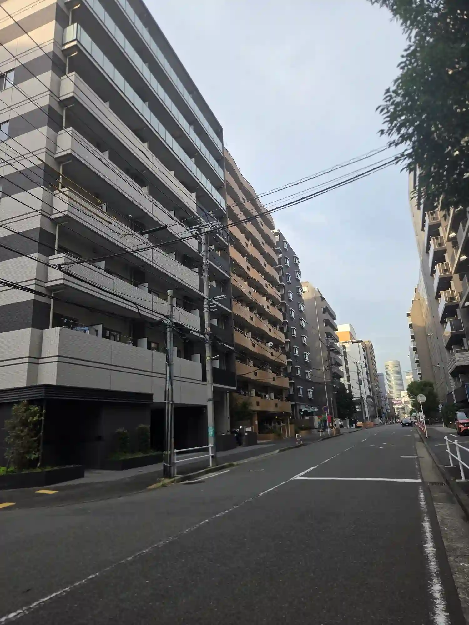 新横浜駅近くの通り沿いに建つマンション。駅周辺の一人暮らし向け家賃相場は約10.2万円