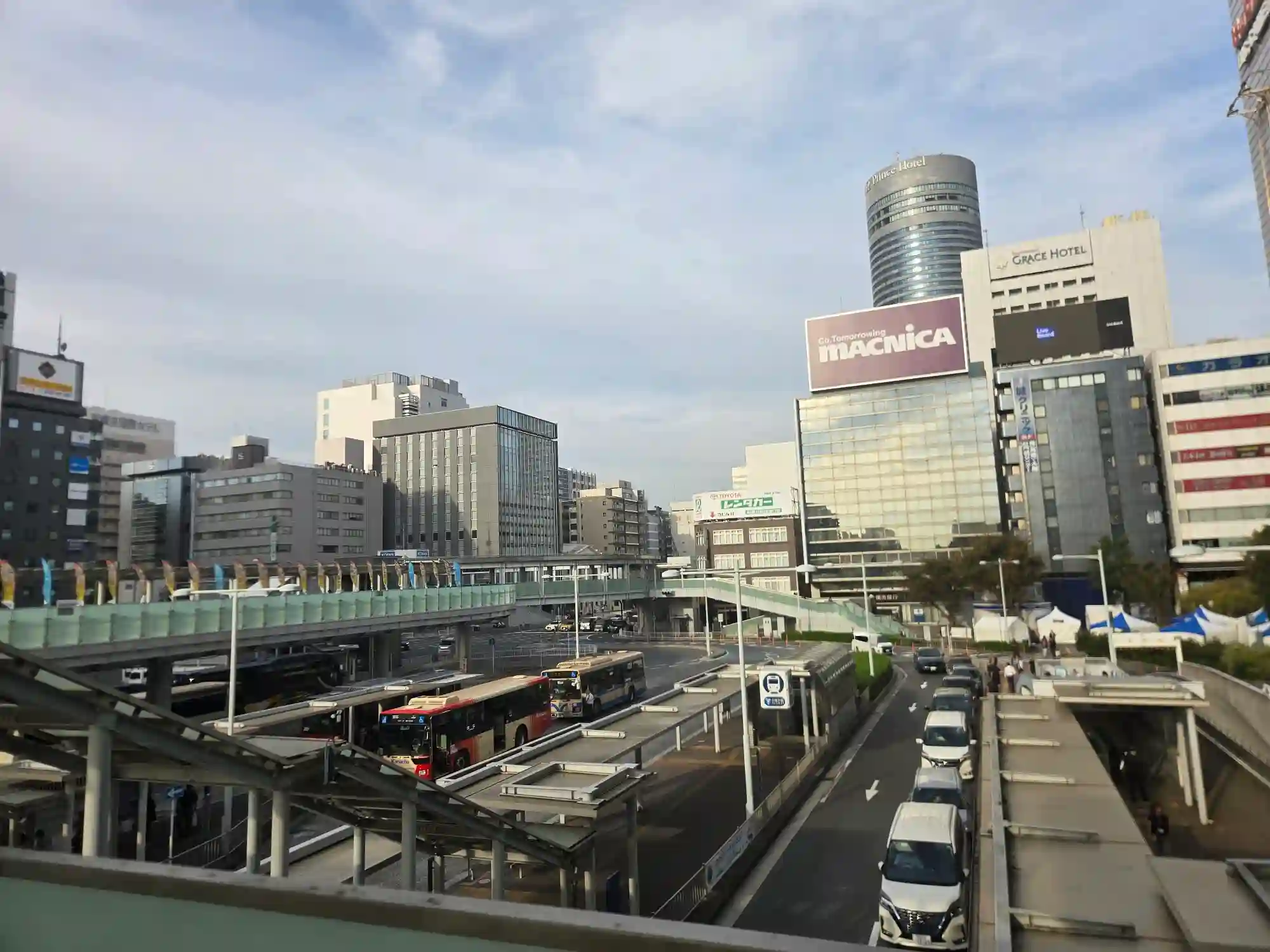 新横浜駅前のバスターミナル。周辺の住宅街からバスで新横浜へ通勤できる
