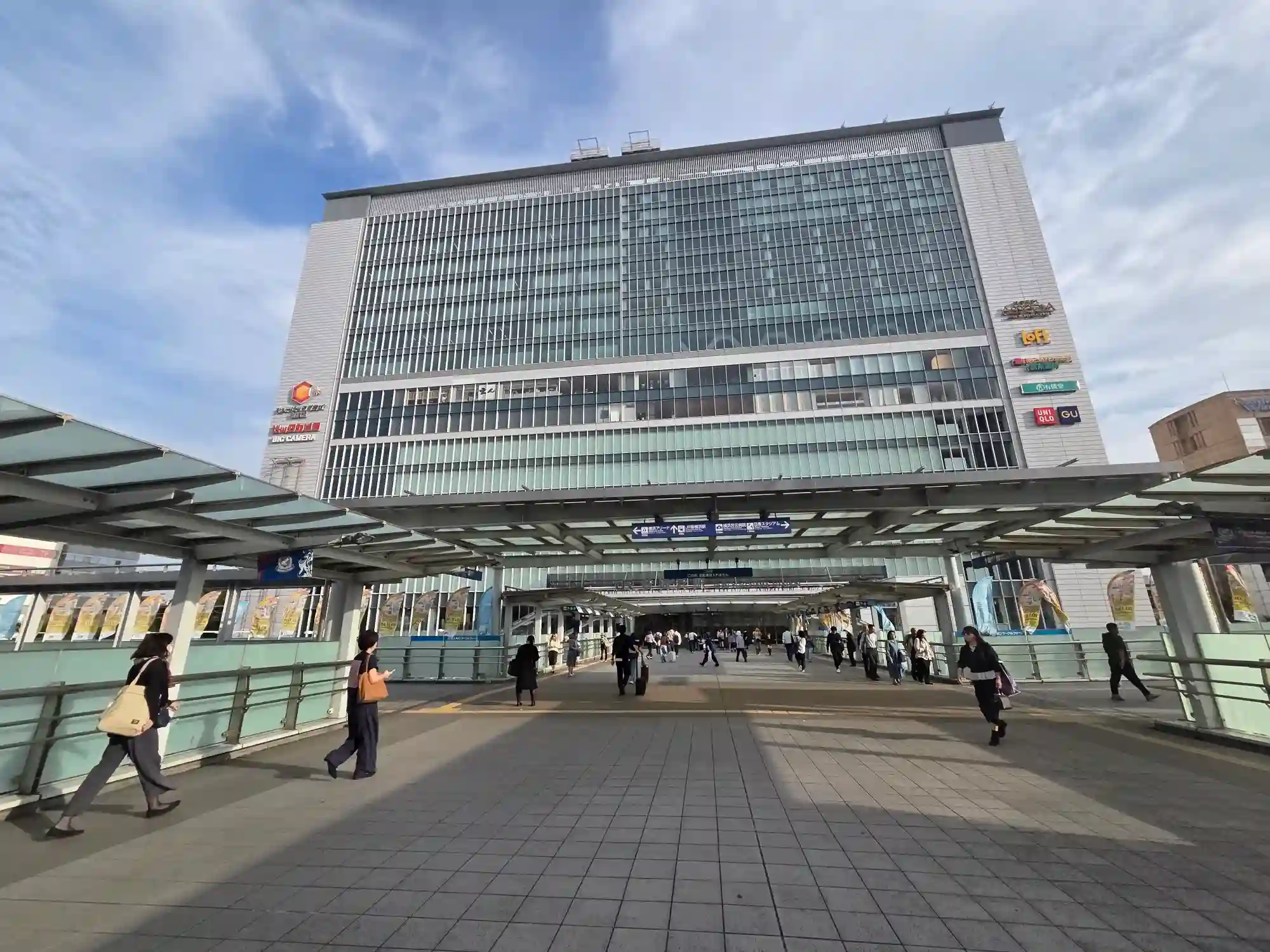 新横浜駅の駅ビル「キュービックプラザ新横浜」とペデストリアンデッキ。家電量販店や衣料品店が入る