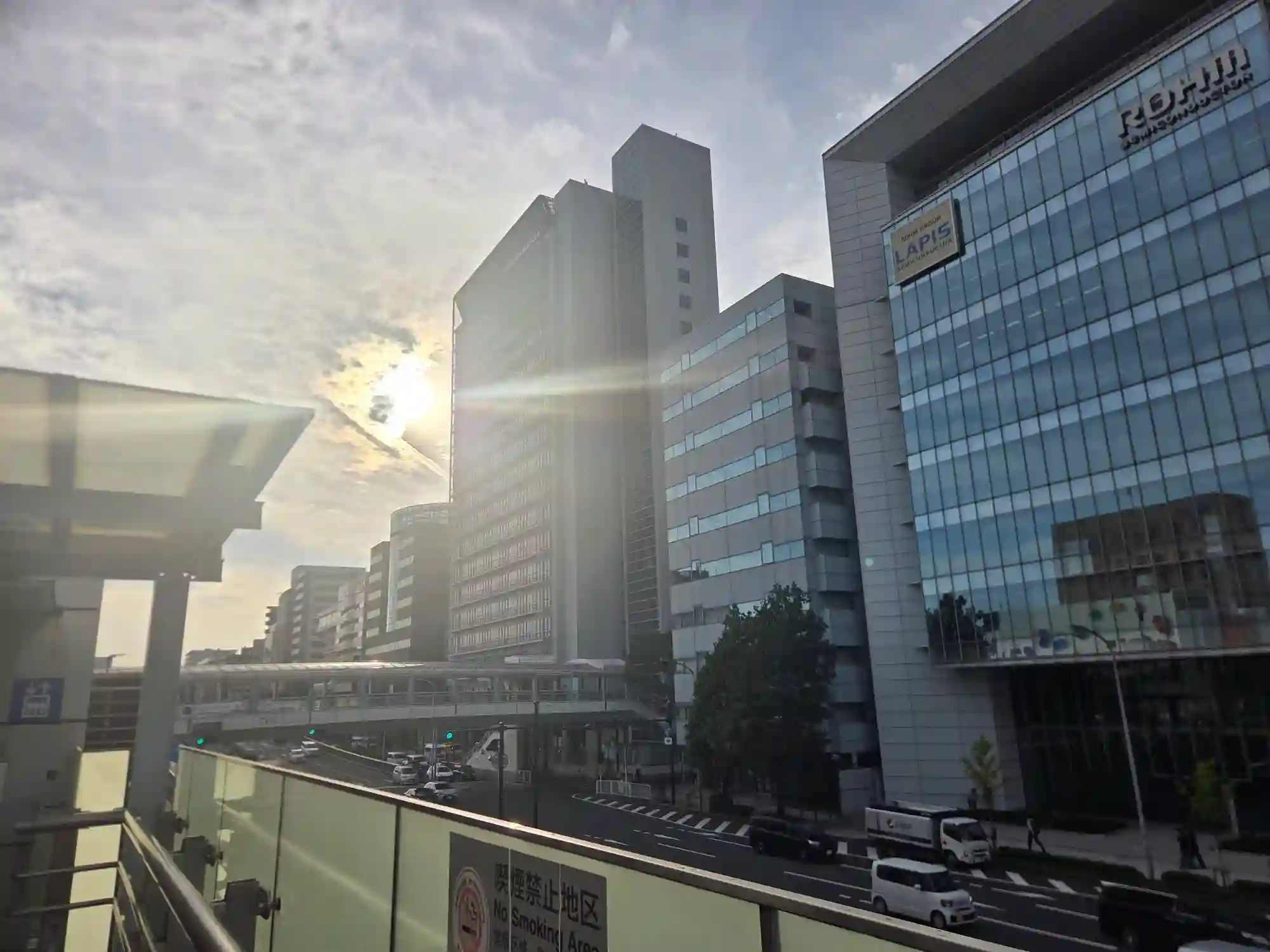 新横浜駅周辺の大通り沿いに並ぶオフィスビル。新横浜勤務の職場が集まるエリア