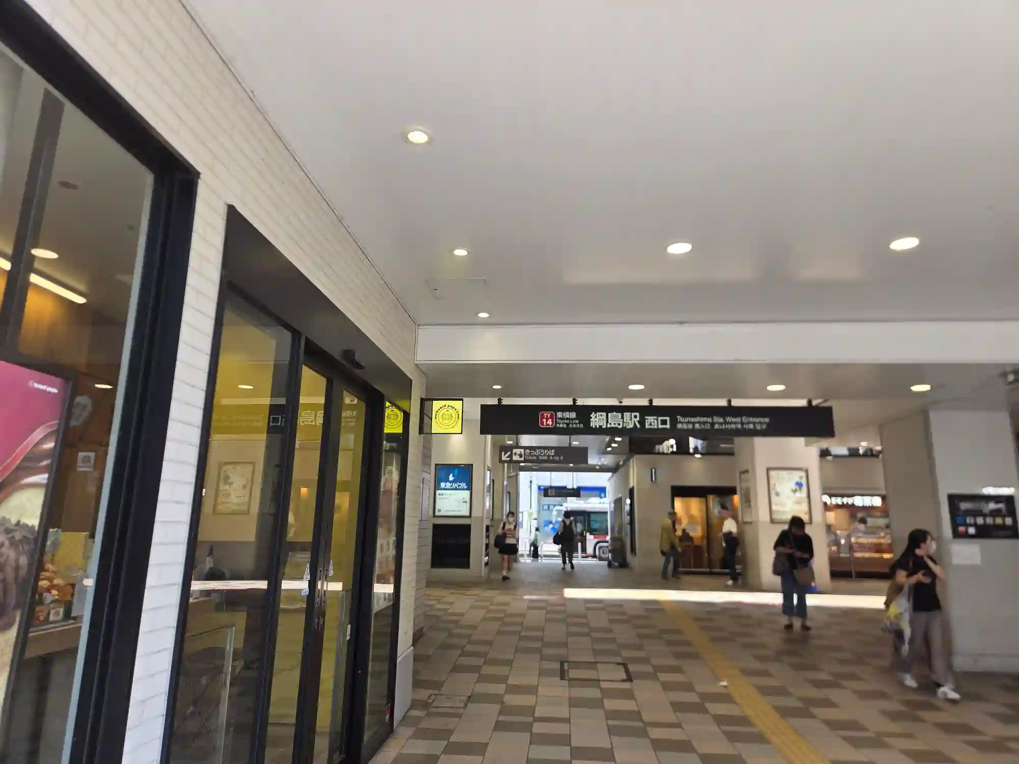 綱島駅西口のコンコースとバス乗り場方面