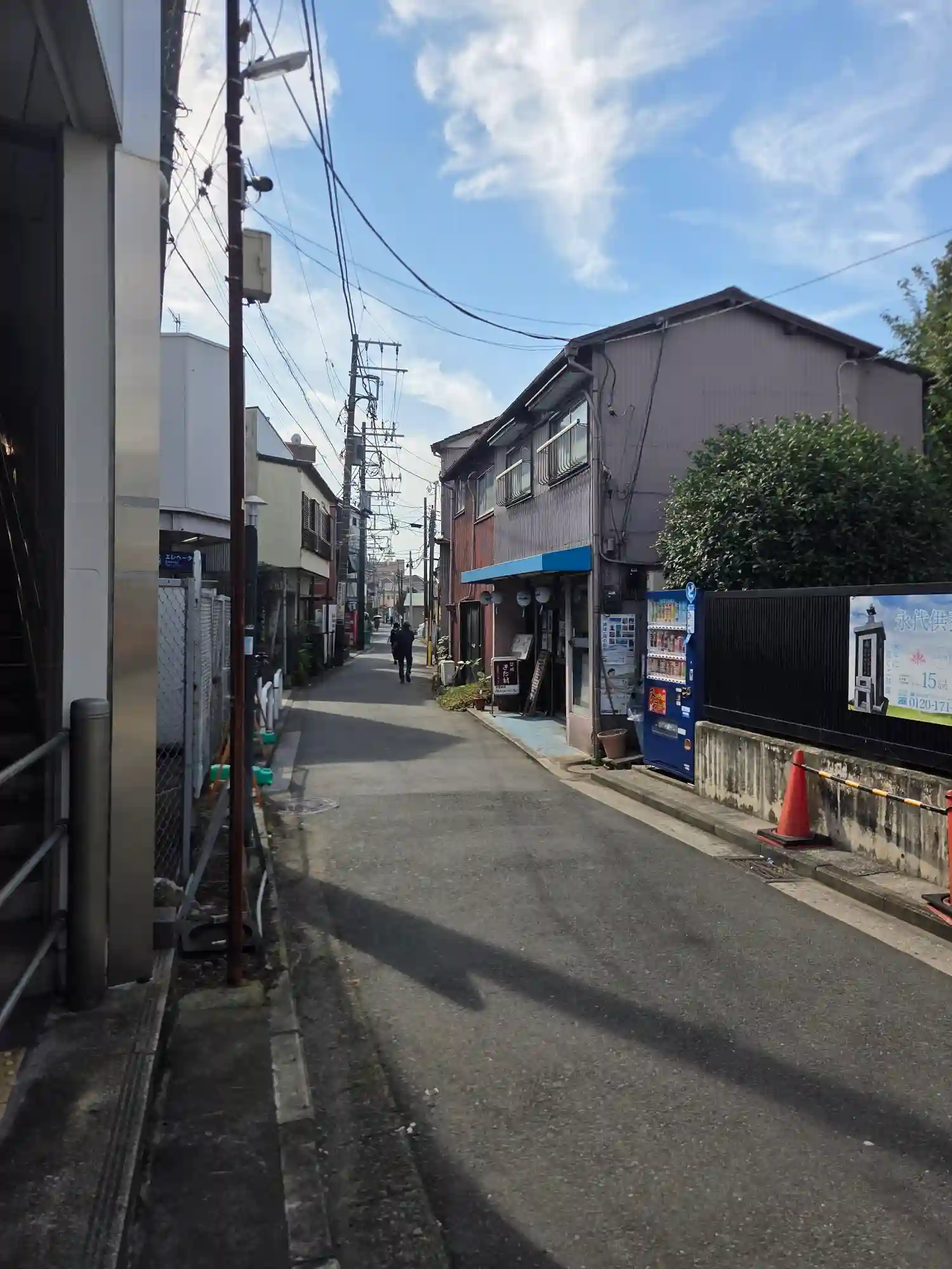 鶴見市場駅のすぐ脇に続く静かな路地。昔ながらの2階建ての住宅や個人商店が並ぶ下町の街並み