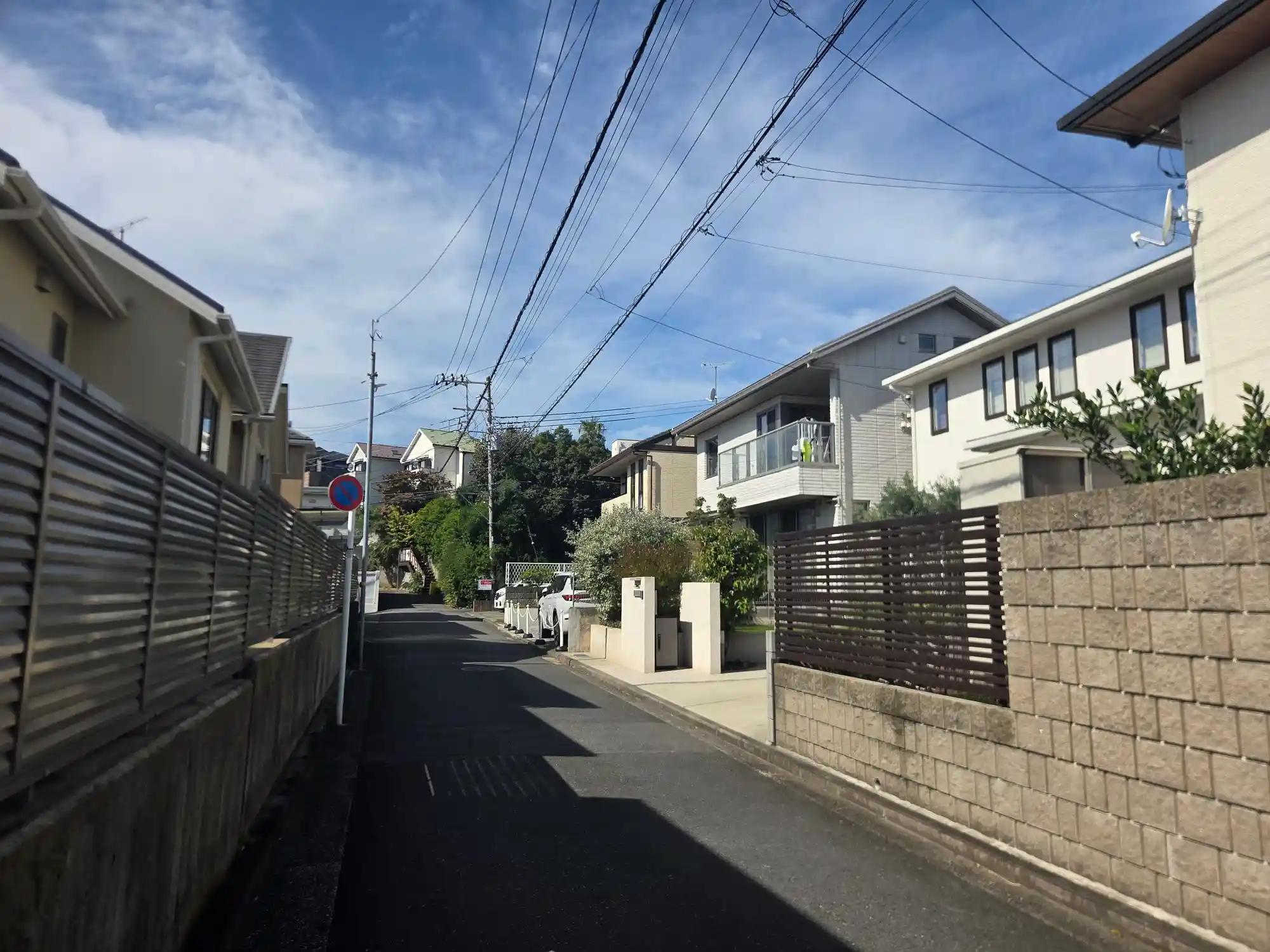 白楽駅周辺の住宅街の細い道。一戸建てが並び、人通りが少なく落ち着いた雰囲気の路地