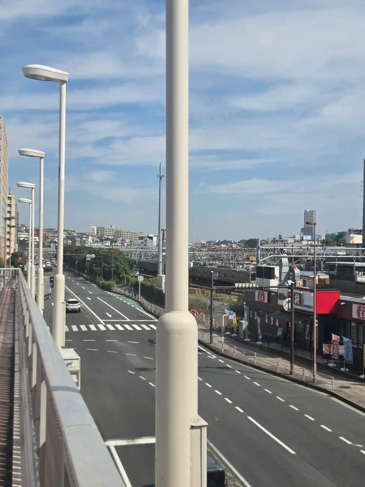 東神奈川駅近くで線路と並走する片側2車線の幹線道路。交通量が多く、「住みたくない」と言われる理由のひとつ