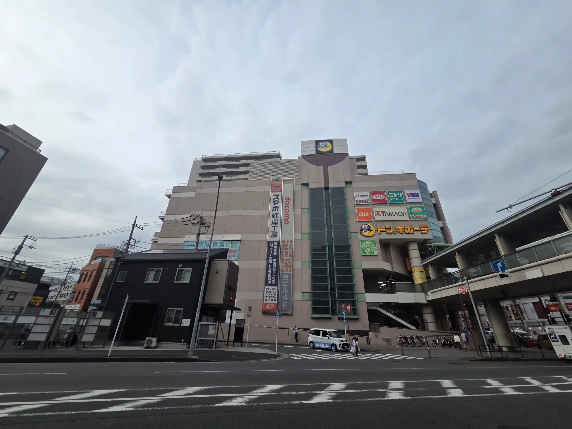 二俣川駅北口から見たアルコット二俣川の外観。駅とペデストリアンデッキでつながる大型商業ビルで、上層部は住宅になっている