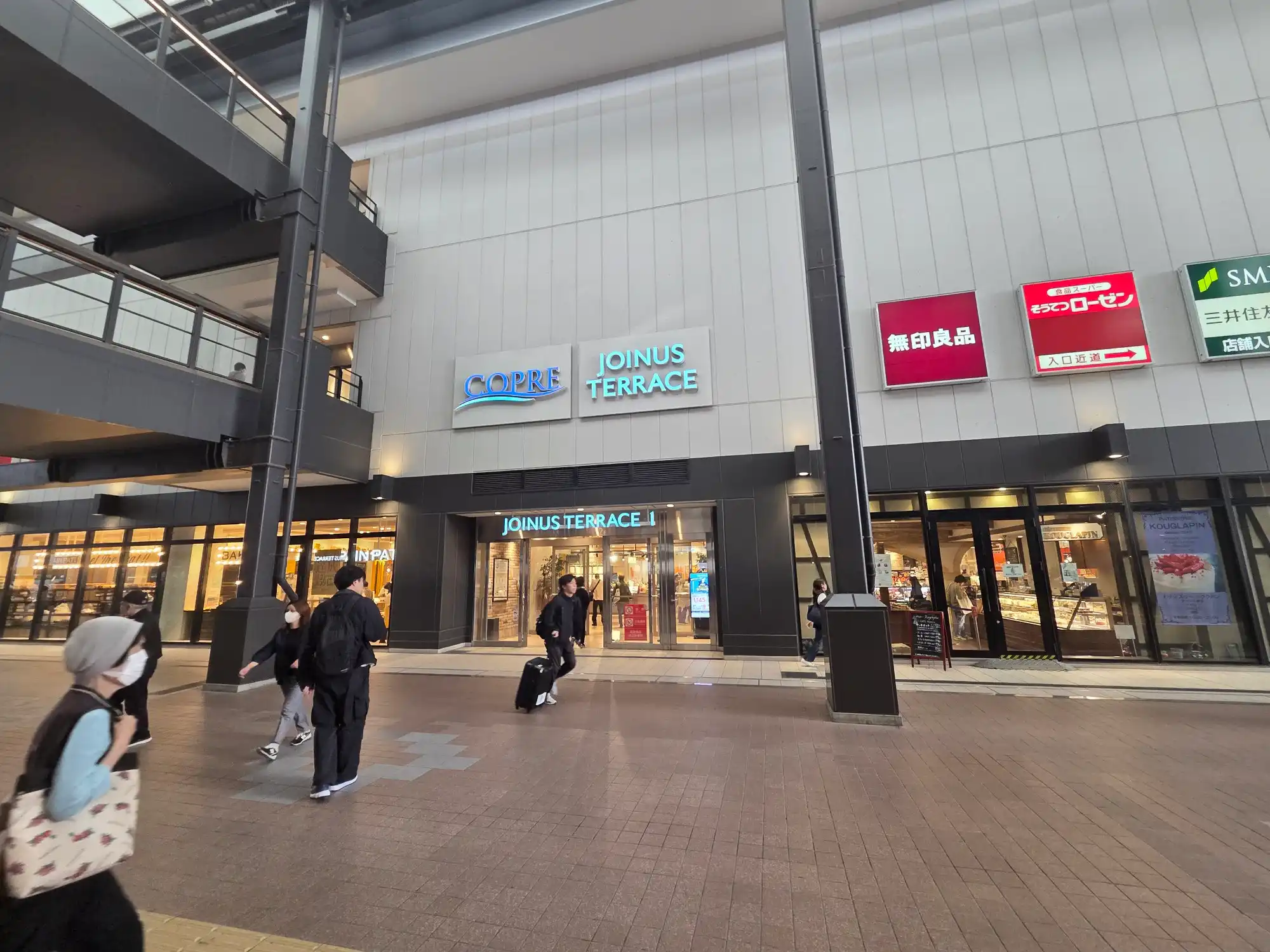 二俣川駅南口の再開発ビル・コプレ二俣川にあるジョイナステラス1の入口。無印良品や食品スーパーのそうてつローゼンが入り、駅前広場から直接入れる