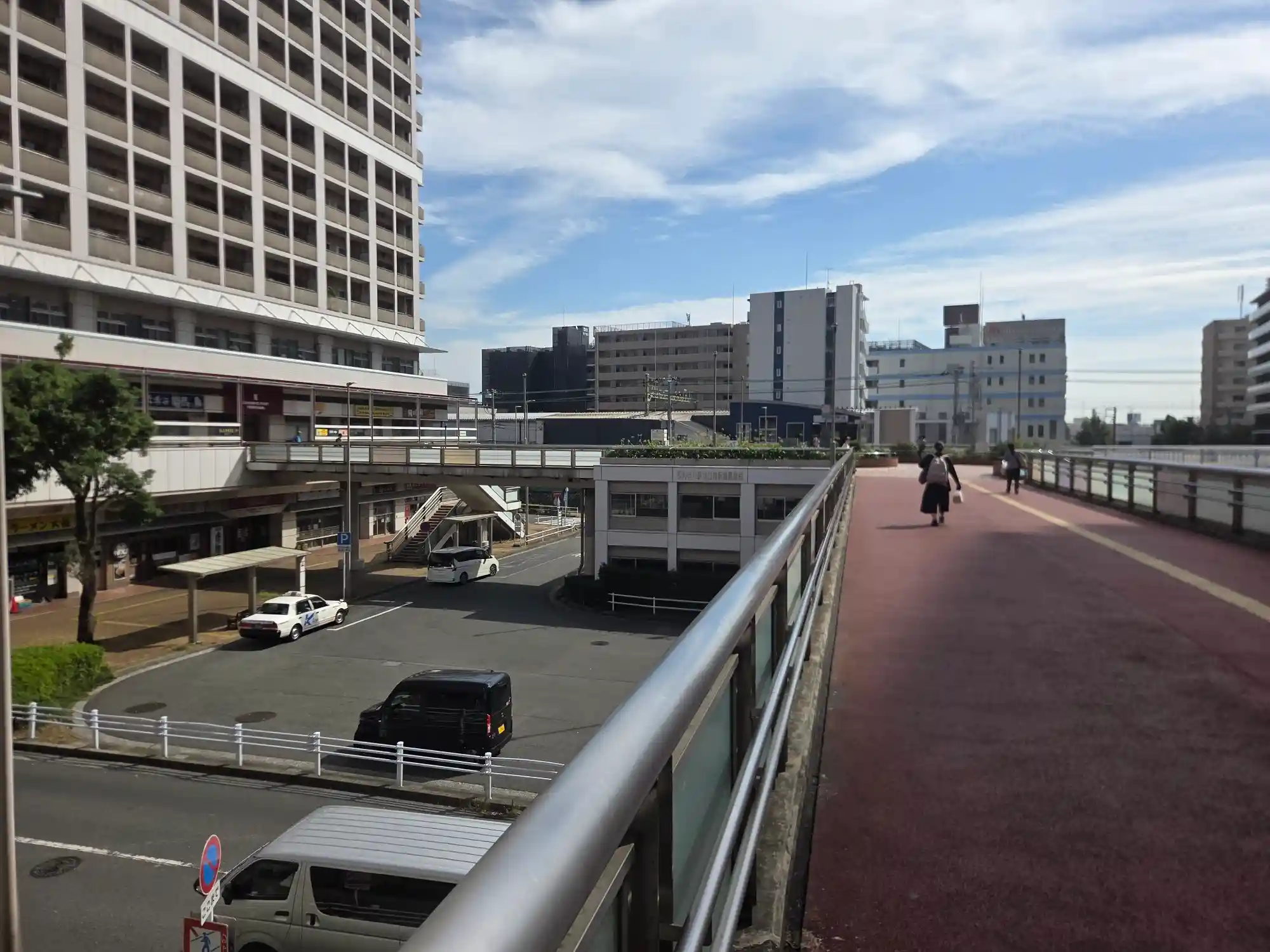 東神奈川駅東口のペデストリアンデッキとタクシー乗り場。奥に見える紺色の建物が京急東神奈川駅