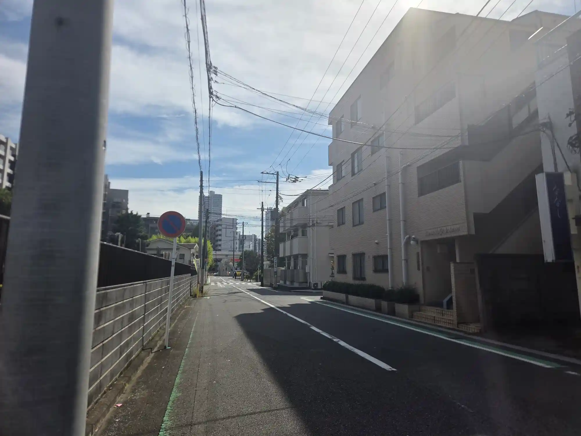東神奈川駅近くの住宅街。中低層のマンションが並び、駅前の幹線道路沿いより車通りが少なく静か