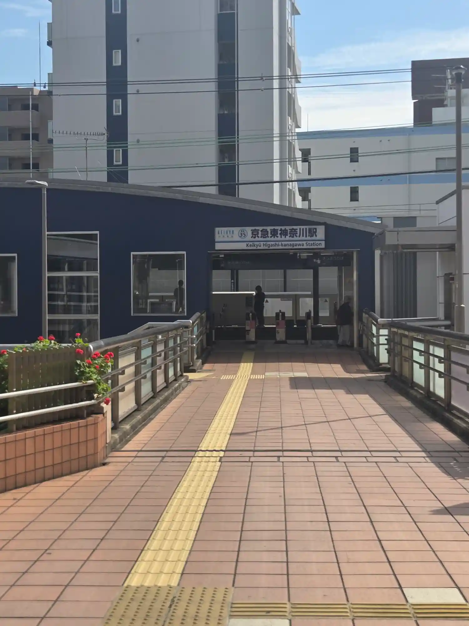 京急東神奈川駅(KK35)の改札口。JR東神奈川駅からデッキで歩いてつながり、2路線を使い分けられる