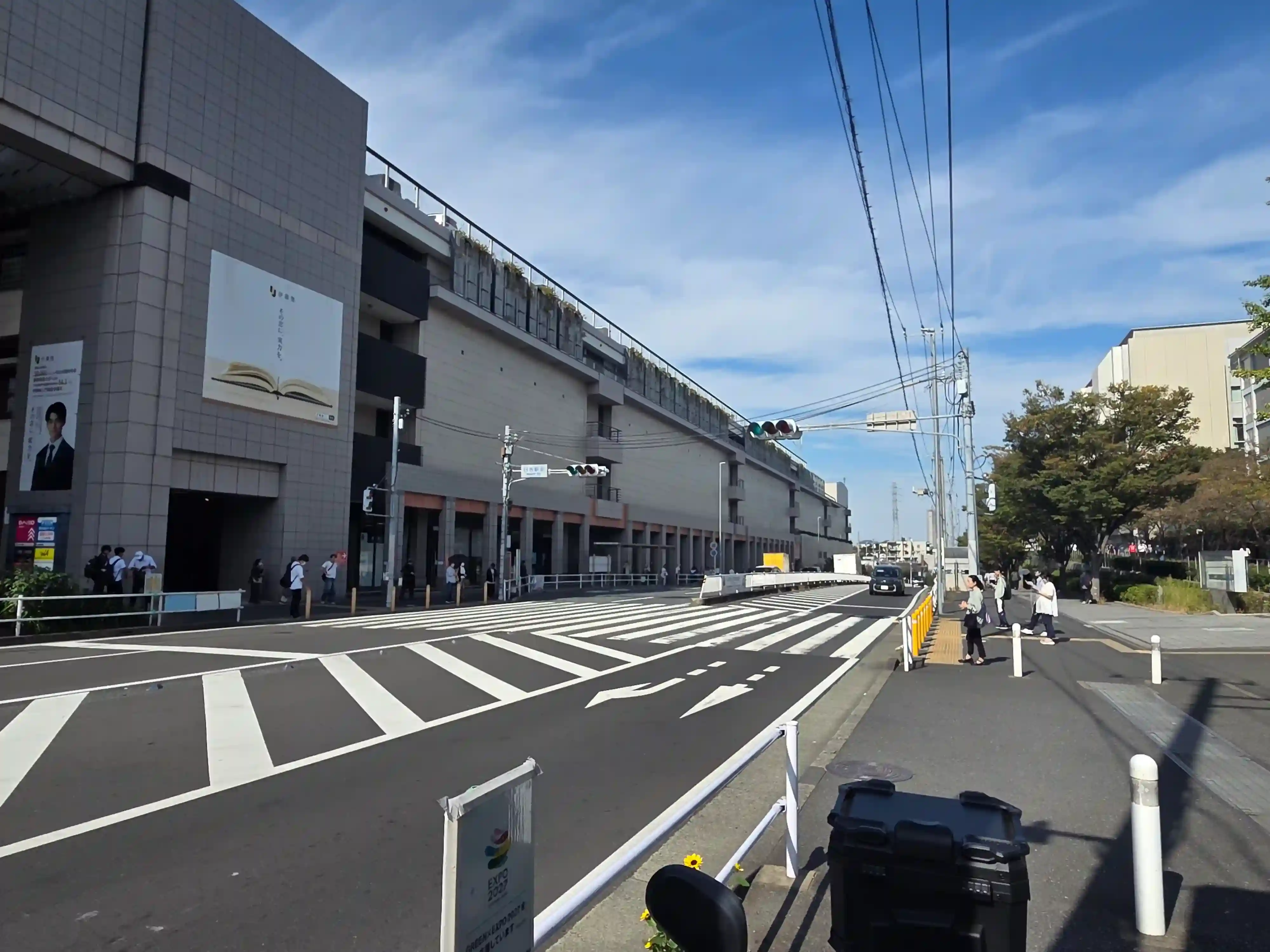 日吉駅の駅ビル前の道路と横断歩道。日中も学生や通勤客など人通りが多い駅前の様子