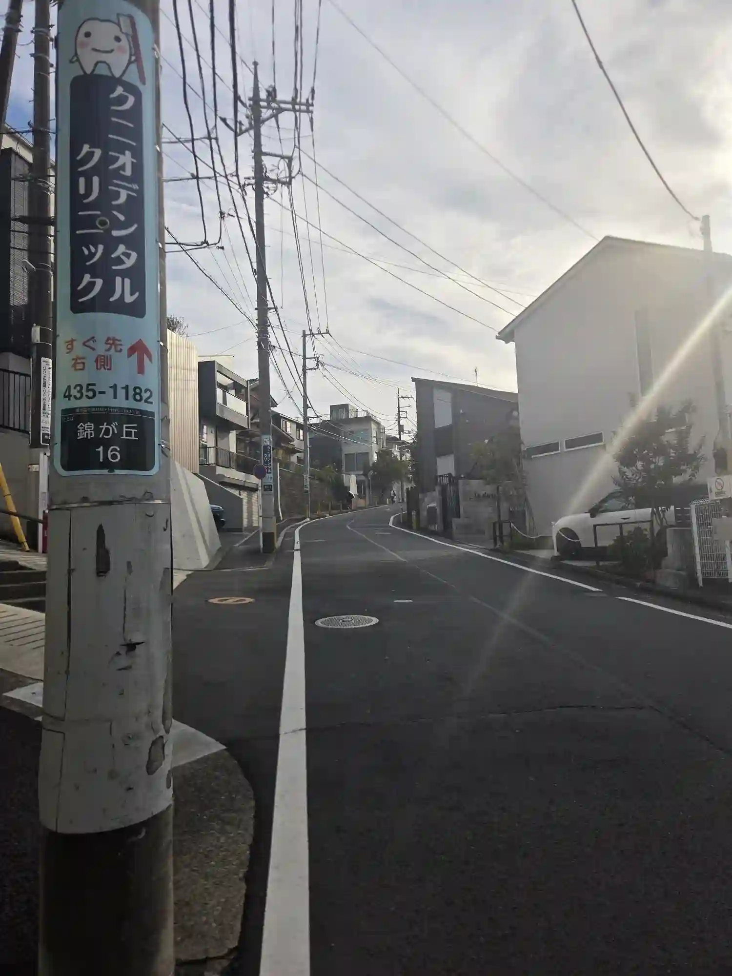 菊名駅周辺の住宅街へ続く上り坂。横浜市港北区錦が丘の、高低差がわかる道