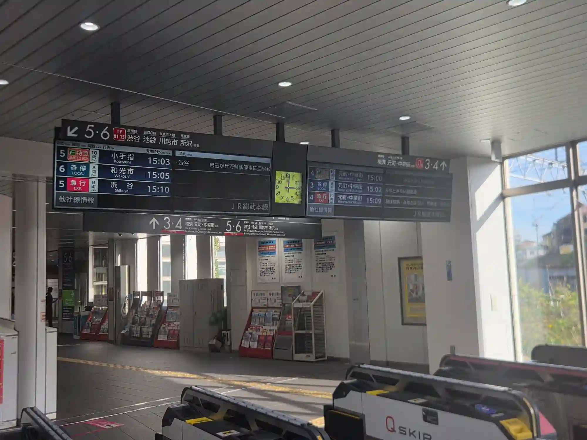菊名駅の東急東横線改札内。特急・急行・各停の発車案内と渋谷方面・横浜方面の乗り場表示