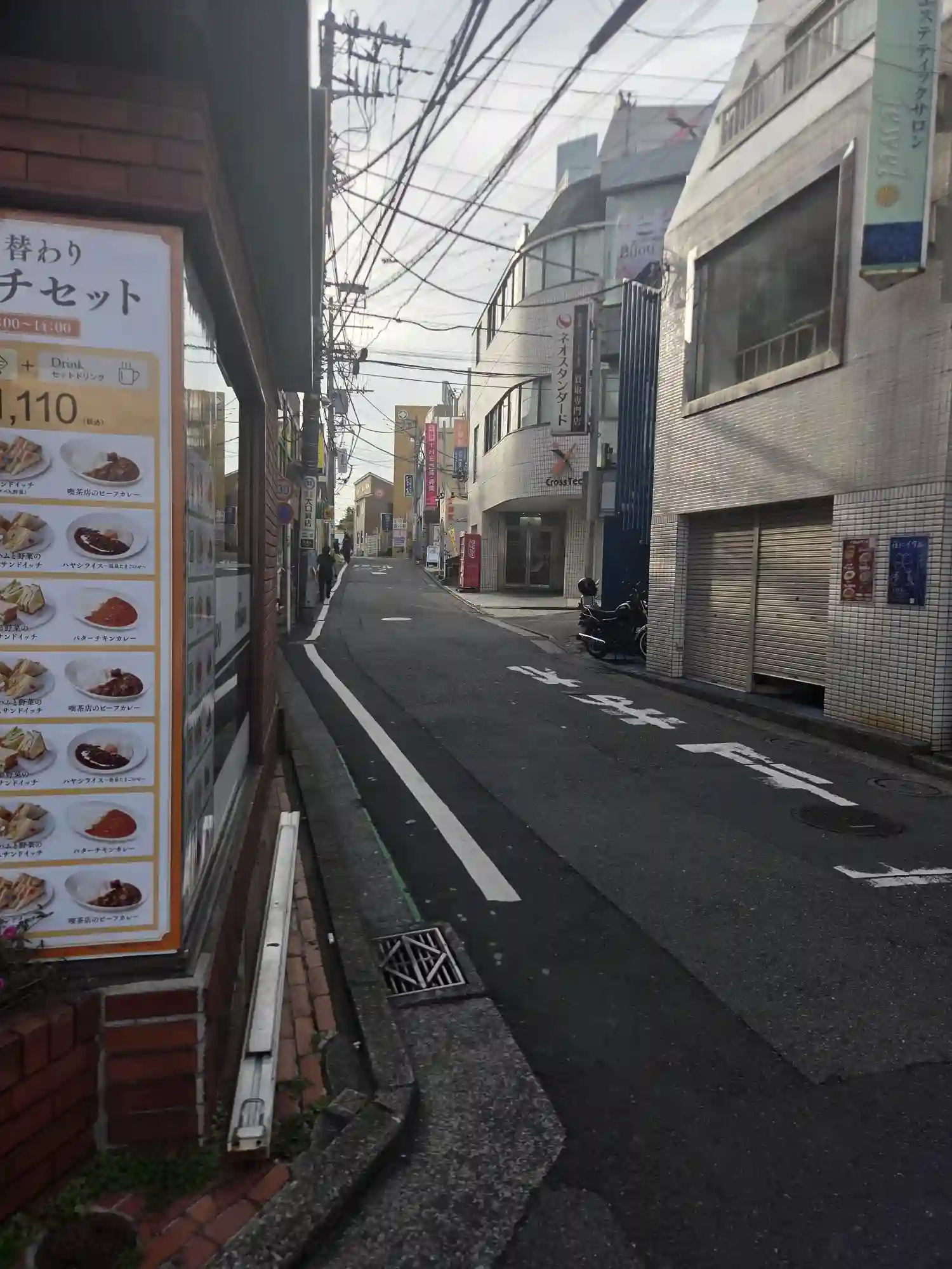 菊名駅近くの商店が並ぶ通り。カフェや小さな店舗が続く、道幅の狭い生活道路
