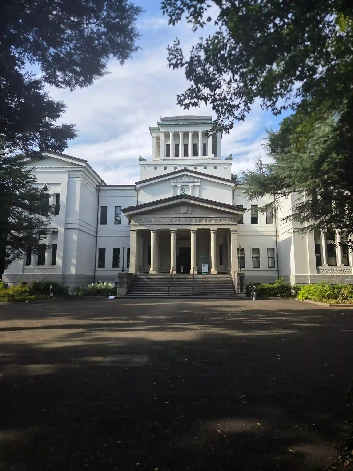 横浜市大倉山記念館の正面。列柱と塔屋のある白い洋館