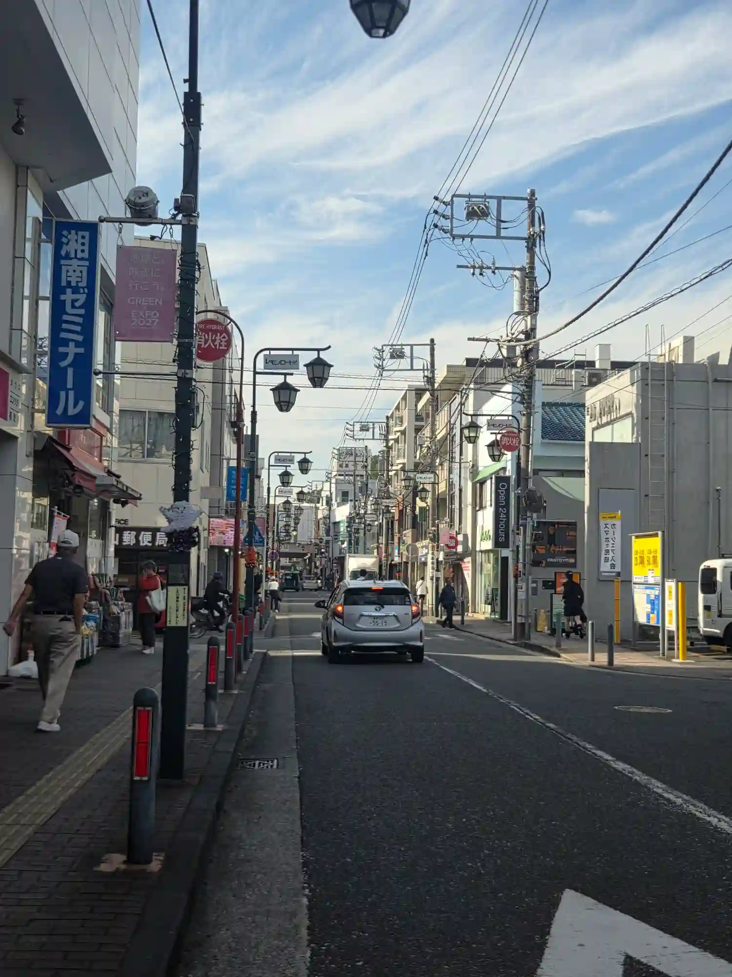 大倉山駅前のレモンロード商店街。郵便局や24時間営業の店が並ぶ通り