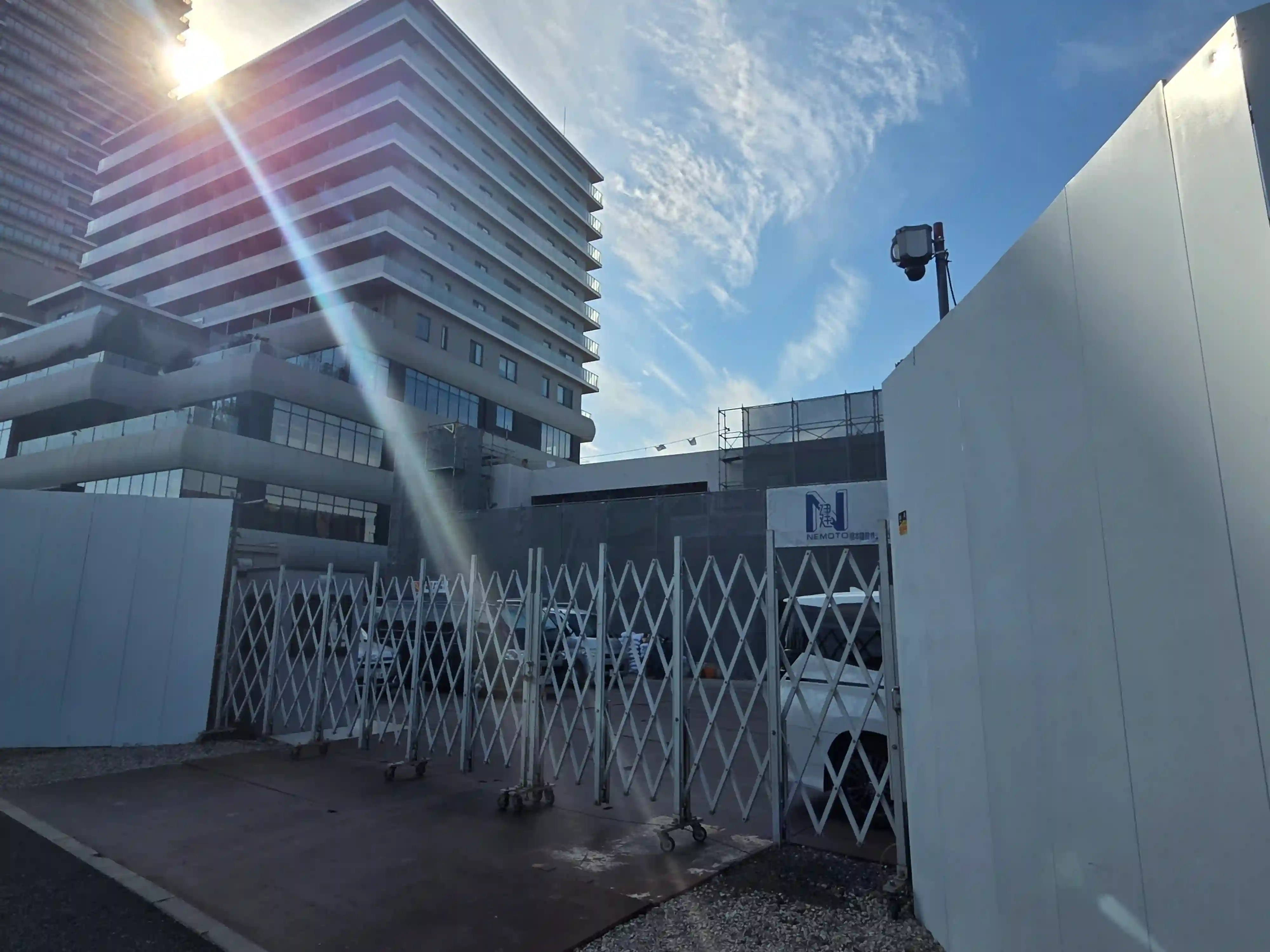 新綱島駅周辺で続く再開発の工事現場と高層マンション
