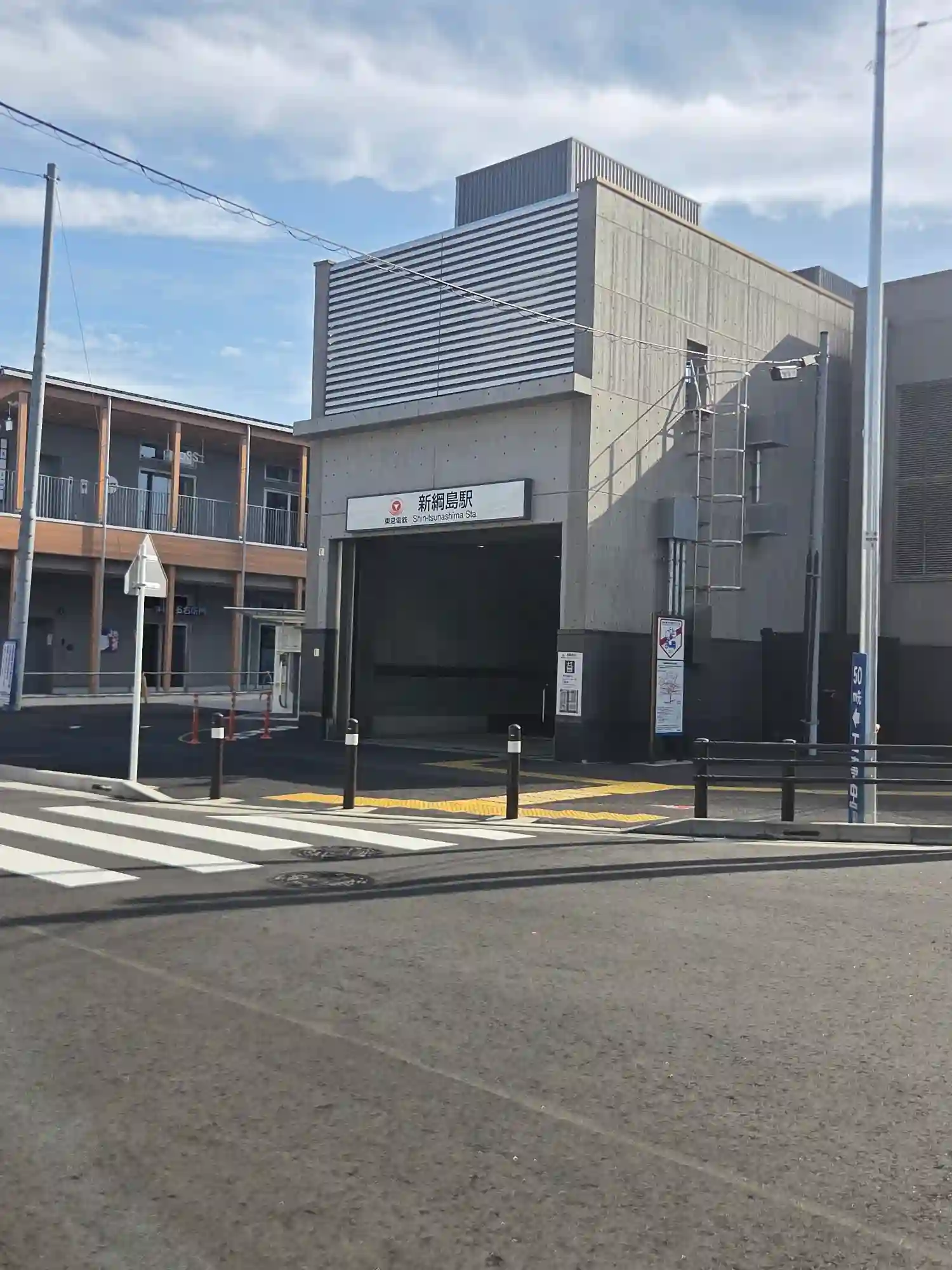 東急新横浜線・新綱島駅の出入口