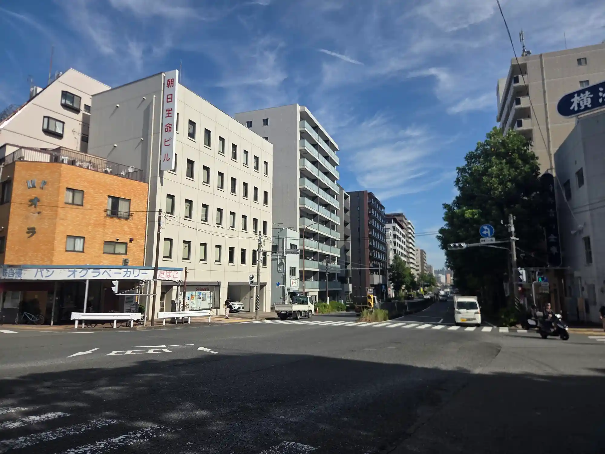 反町エリアの交差点とパン屋が並ぶ街並み