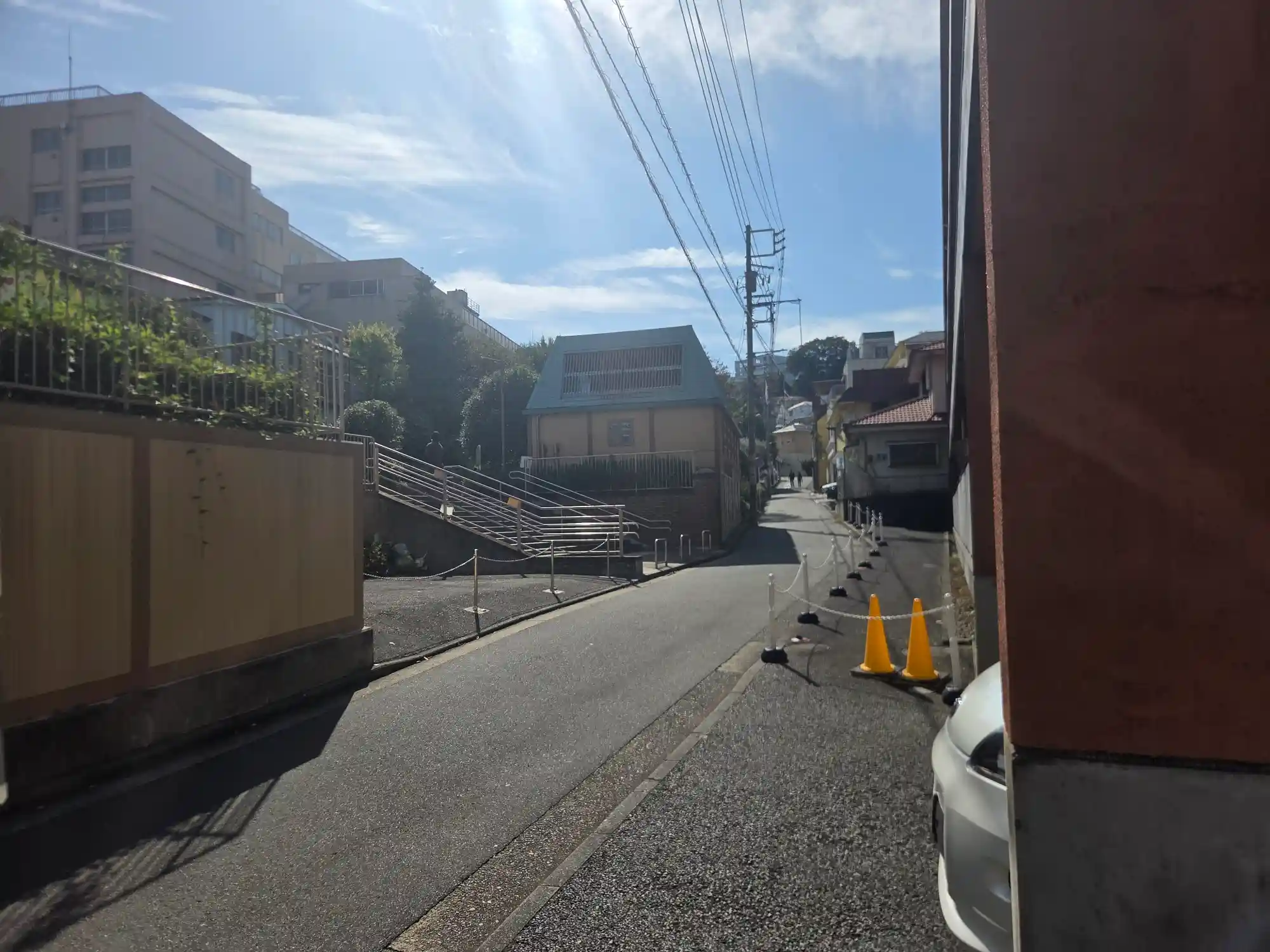 反町駅周辺の住宅街にある坂道と階段