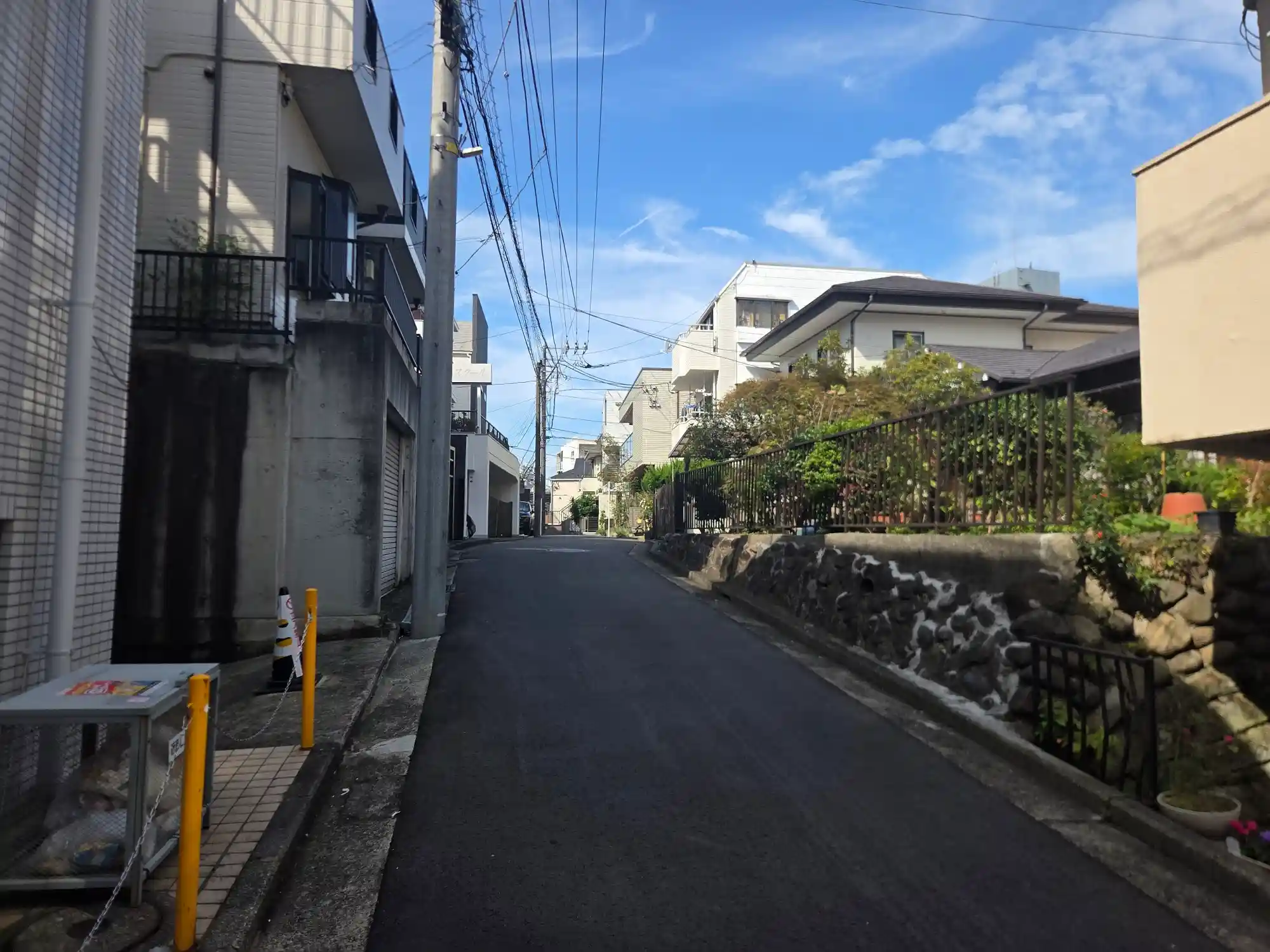 反町駅周辺の静かな住宅街の道