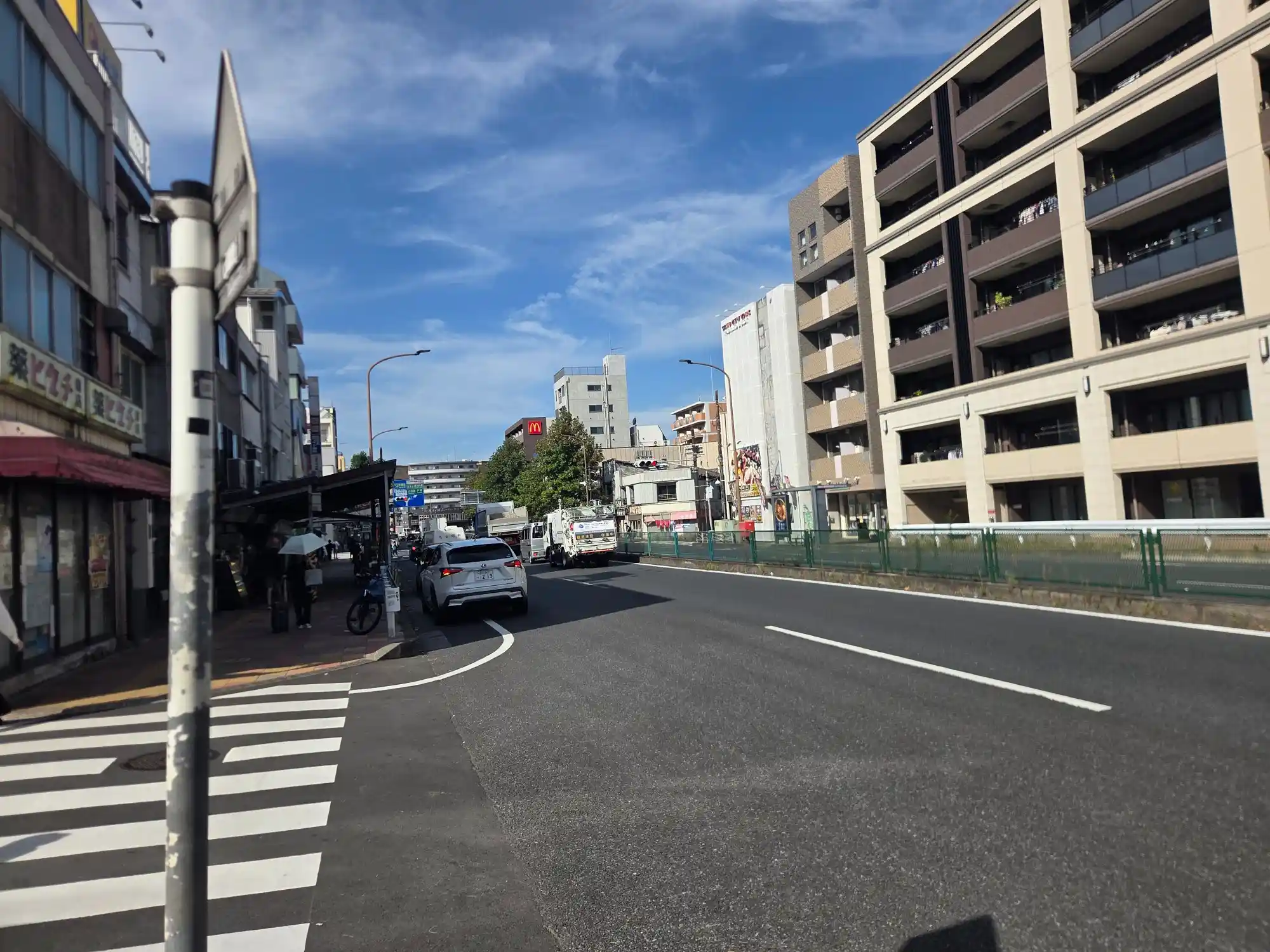 反町駅周辺の通り沿いに並ぶ飲食店とドラッグストア