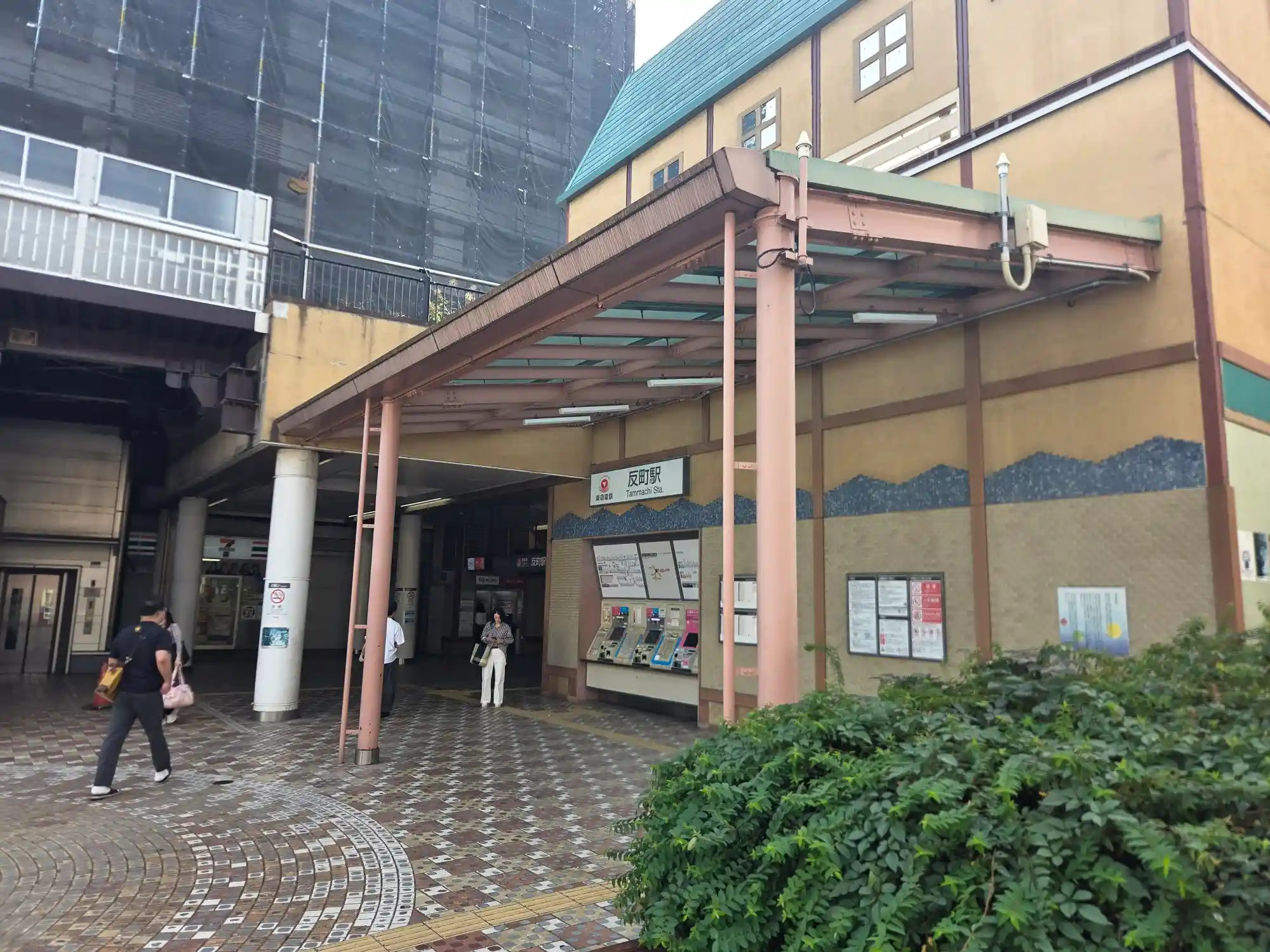 東急東横線反町駅の駅舎入口