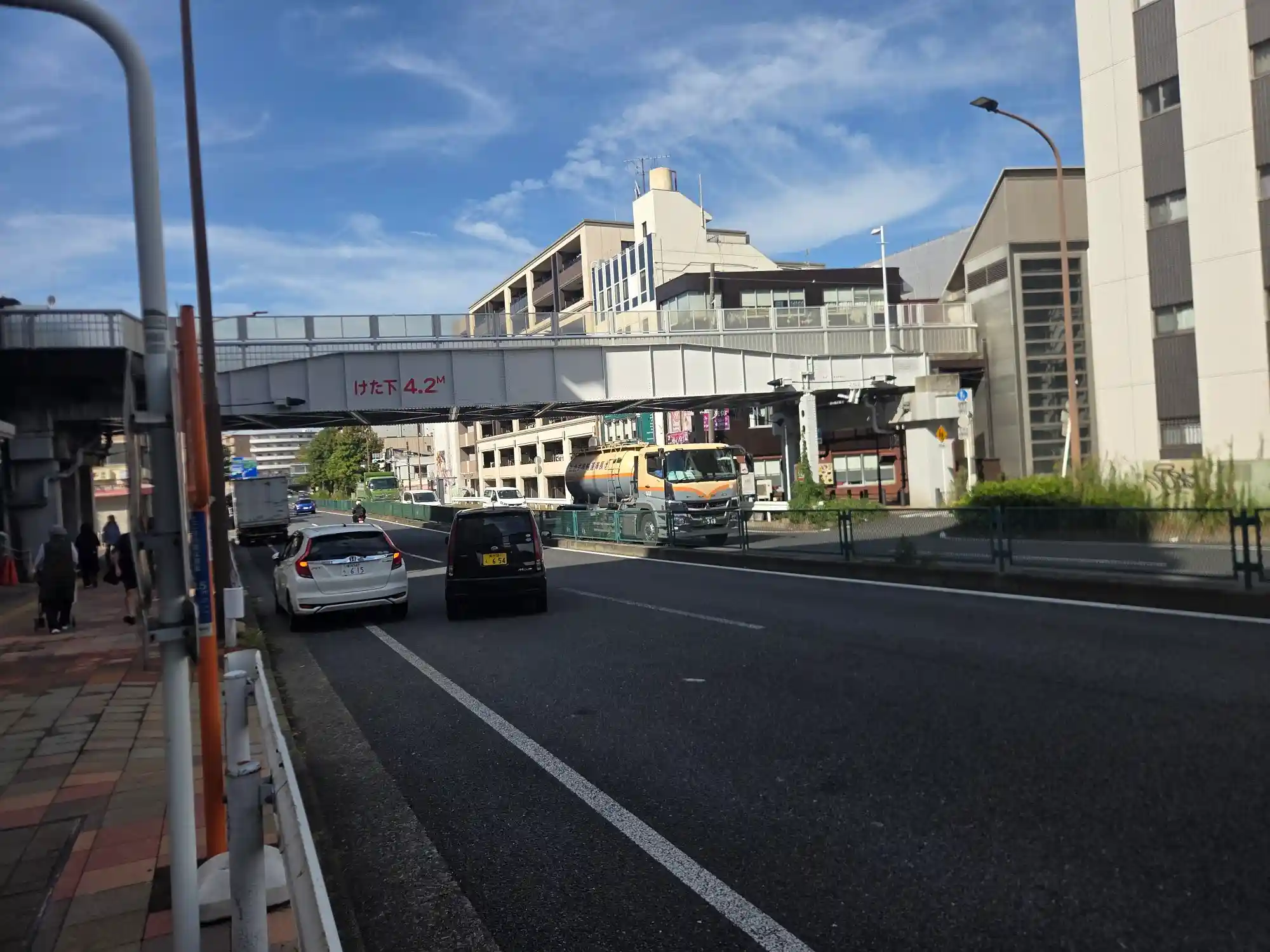 反町駅前の交通量が多い幹線道路と歩道橋