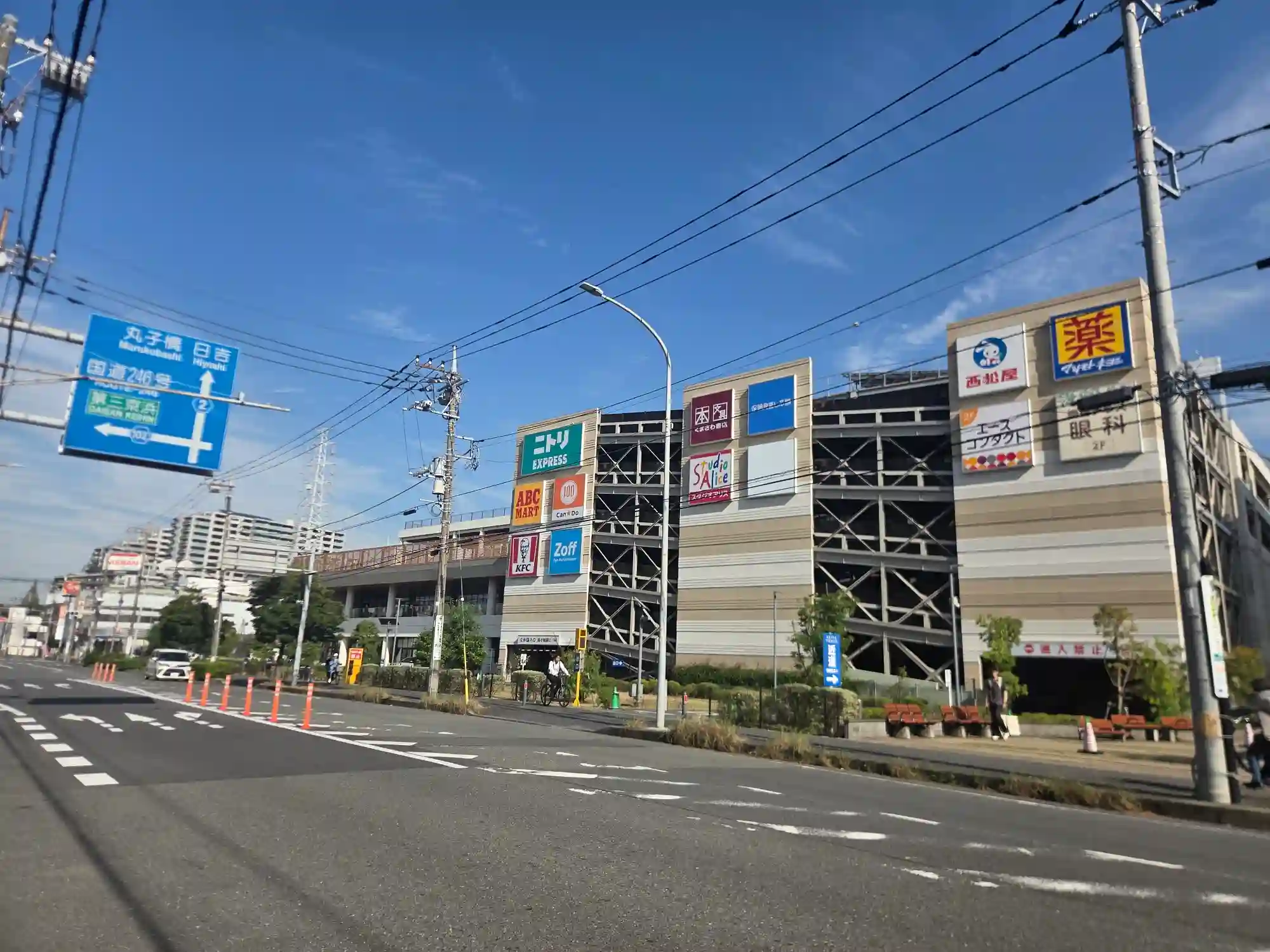 綱島の大型商業施設の外観と前の道路