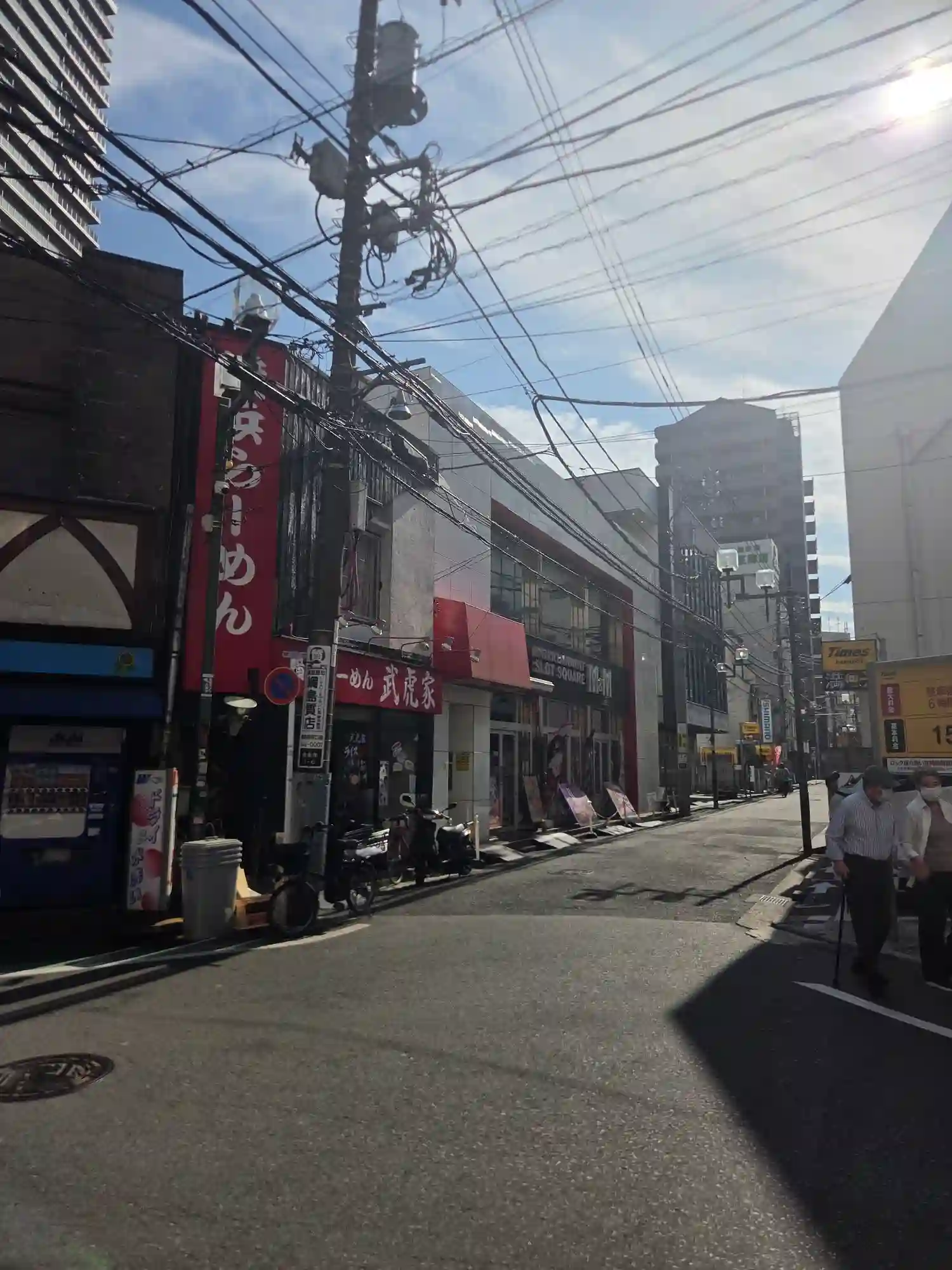 綱島駅周辺のスロット店や飲食店が並ぶ通りの昼の様子