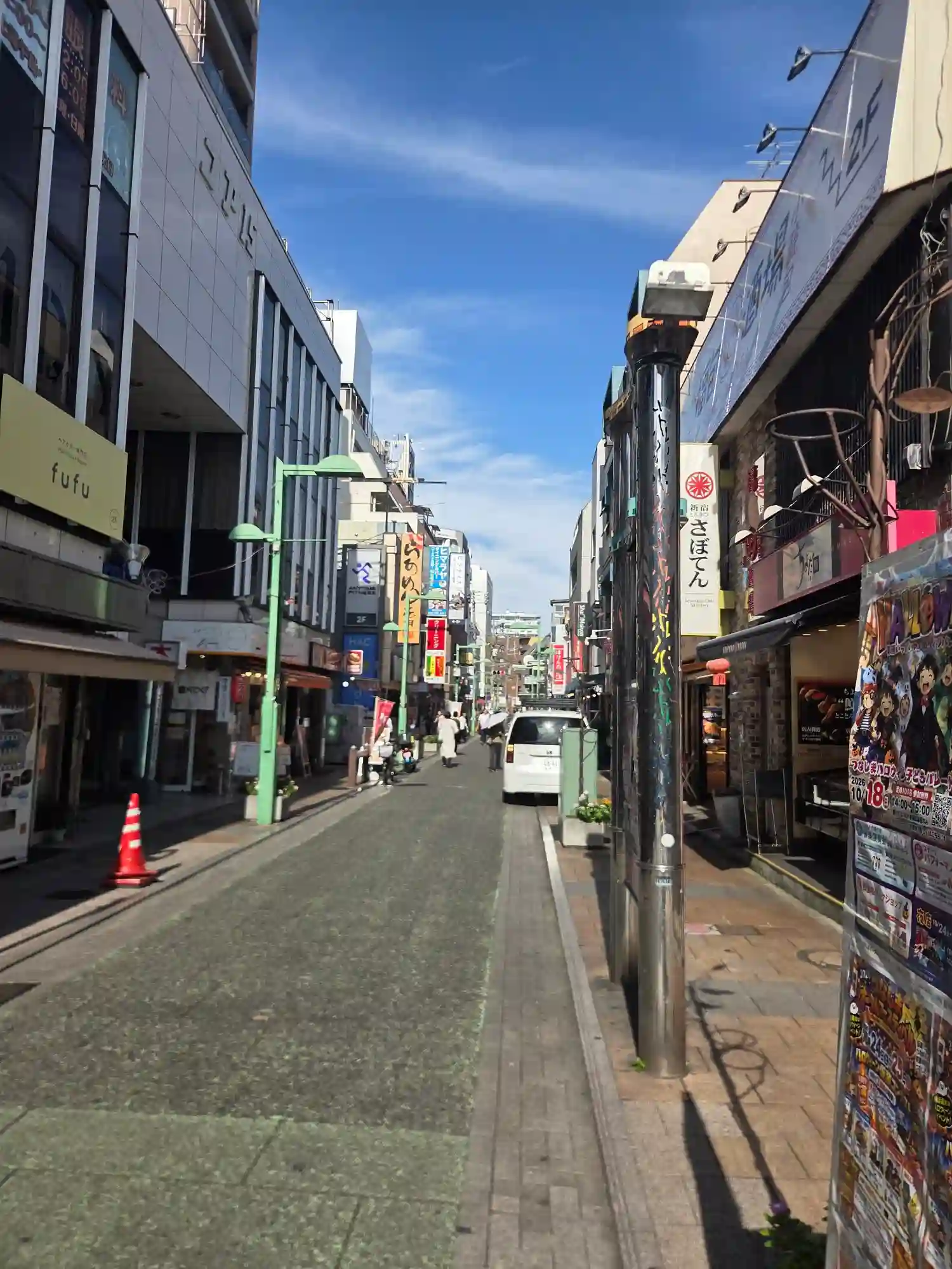 綱島駅前の商店街に飲食店や居酒屋が並ぶ様子