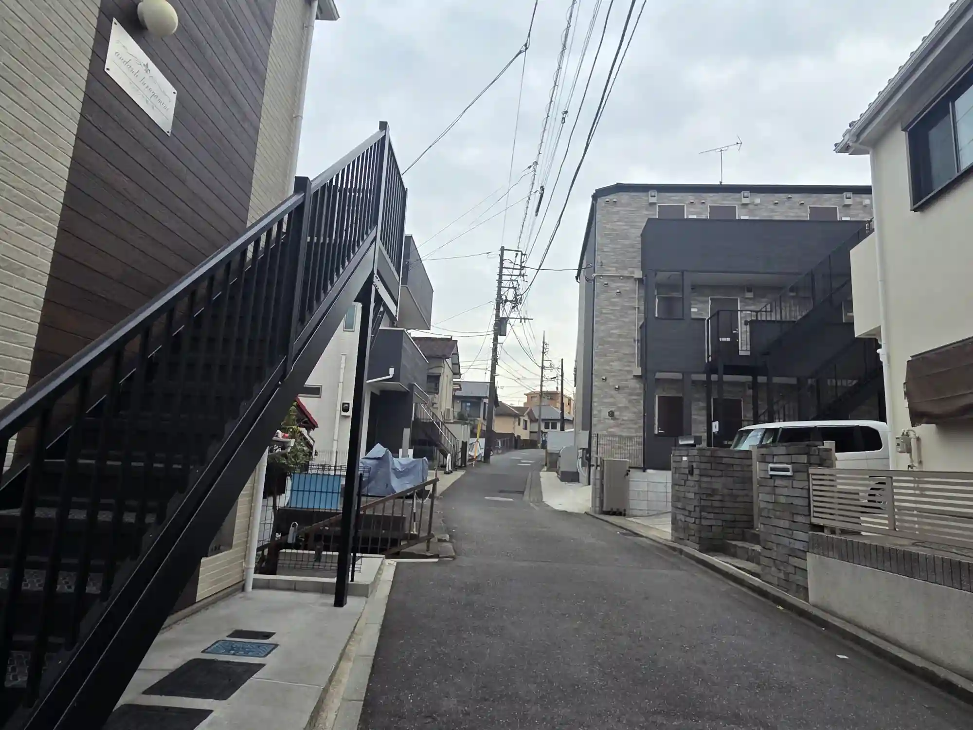 鶴ヶ峰駅から徒歩圏の住宅街に続く坂道と単身向けアパート