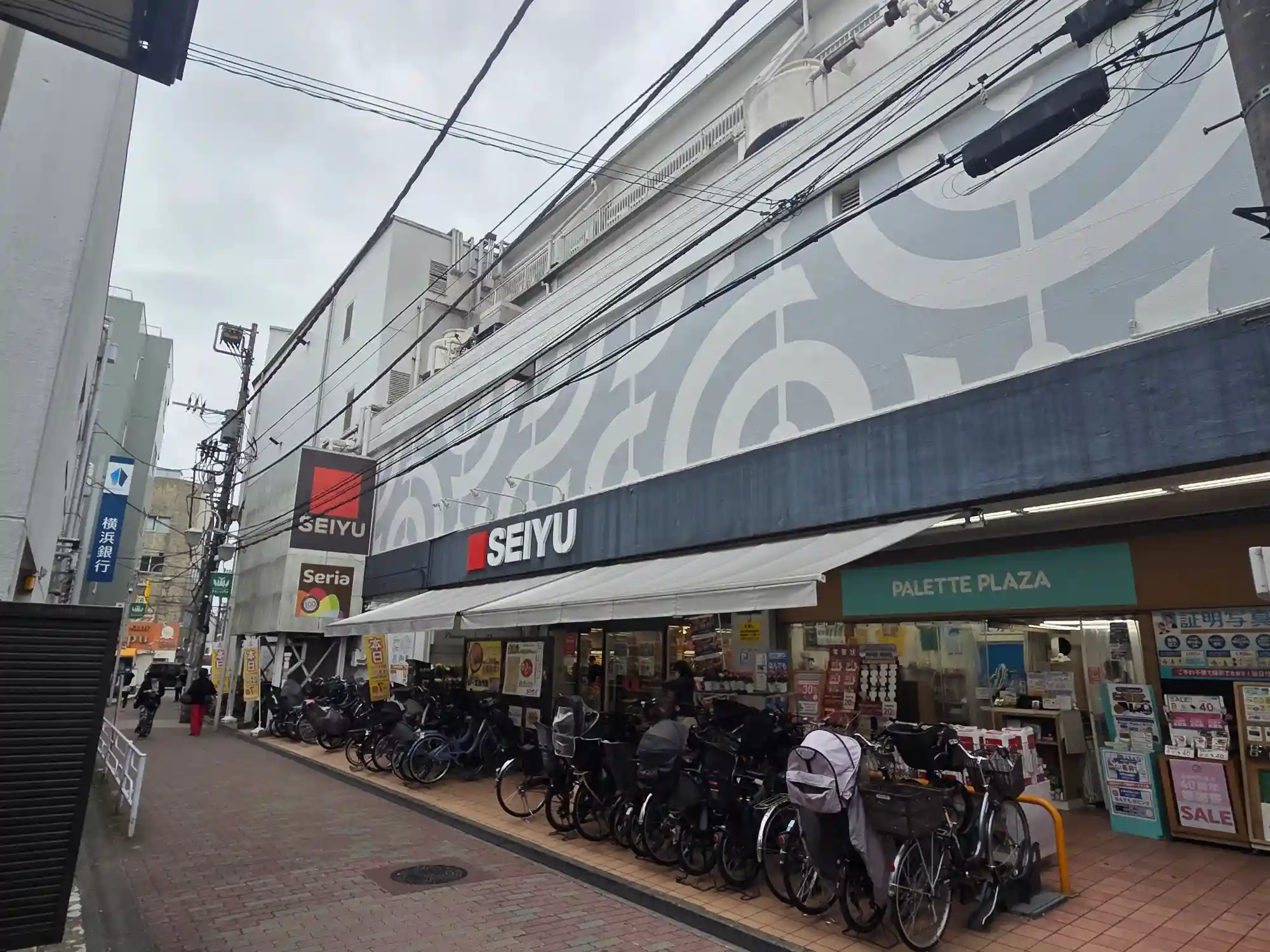 鶴ケ峰駅北口徒歩2分の西友鶴ケ峰店の外観