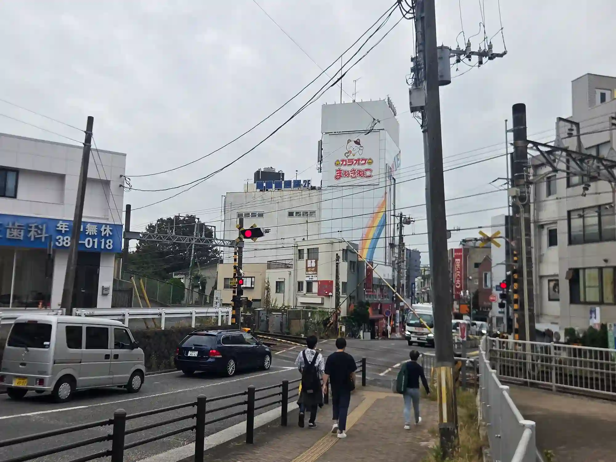 鶴ケ峰駅のすぐ横にある相鉄本線の踏切と駅前の街並み