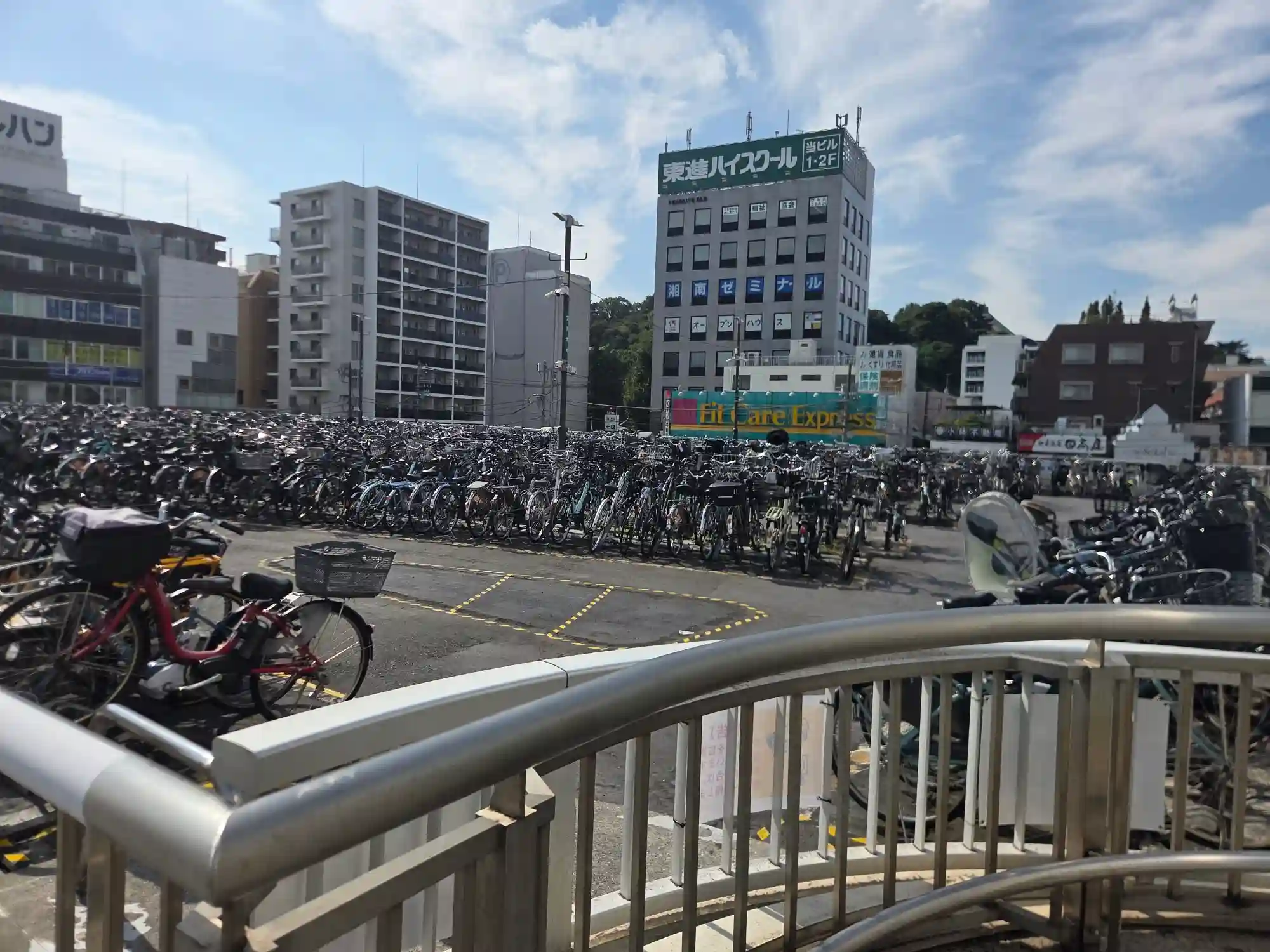 鶴見駅前の駐輪場。屋根のない屋外スペースに自転車が多数停められている