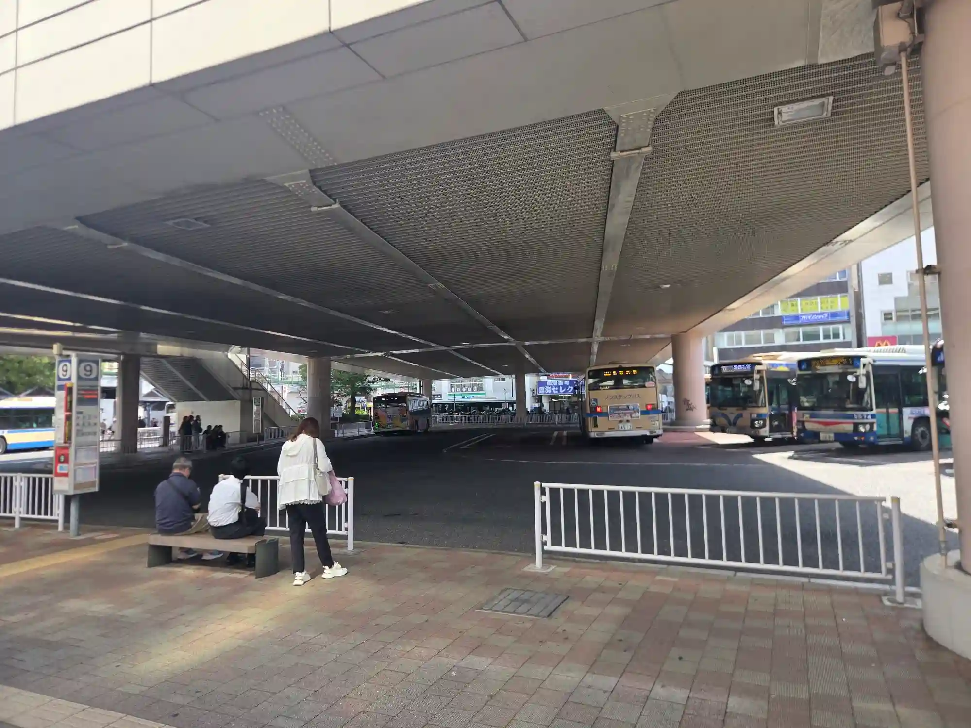 鶴見駅前のバスターミナル。複数の乗り場に路線バスが発着している