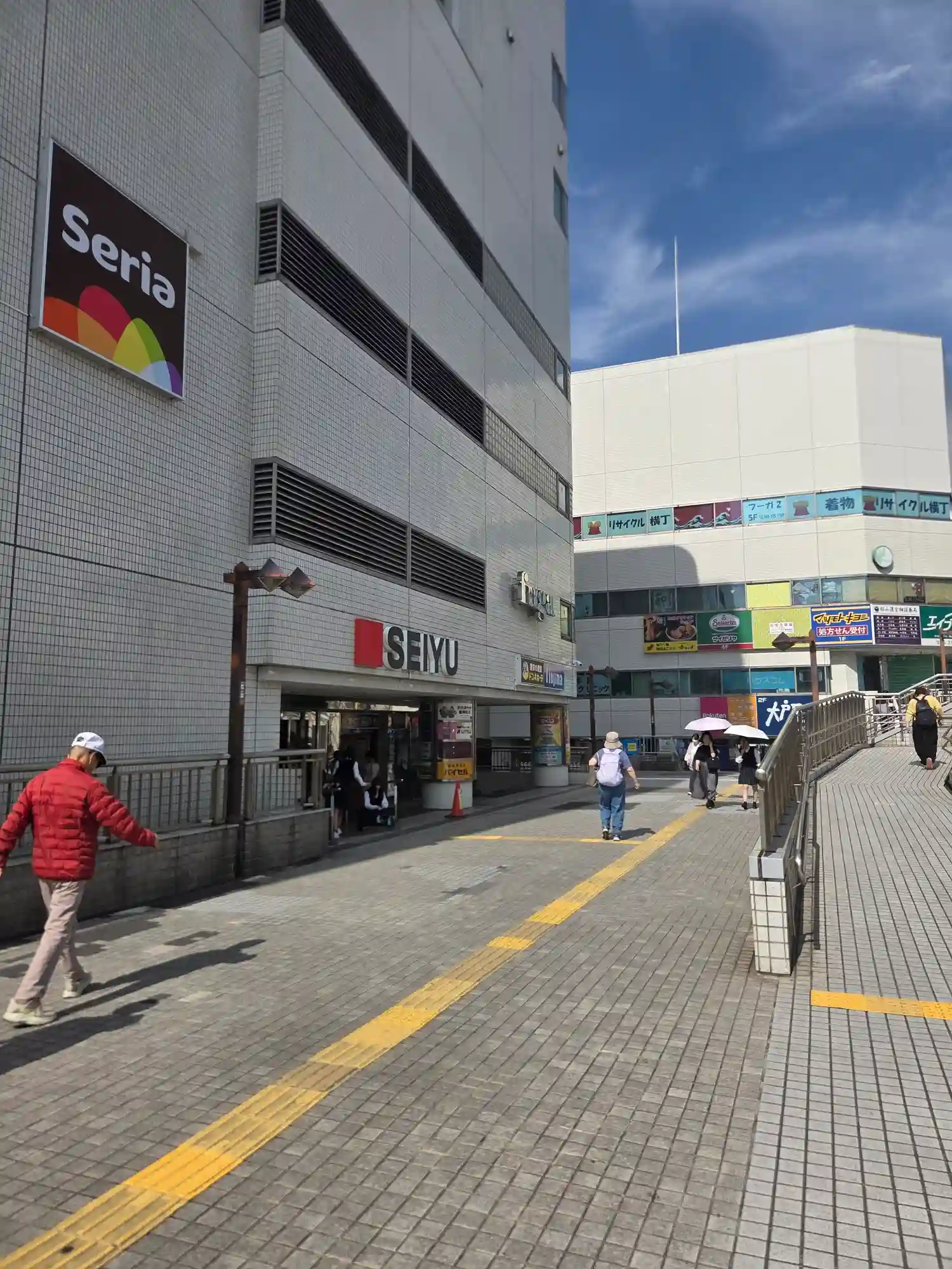 鶴見駅西口の西友鶴見店とSeria。向かいに鶴見フーガ2が建ち、駅前で買い物が完結する