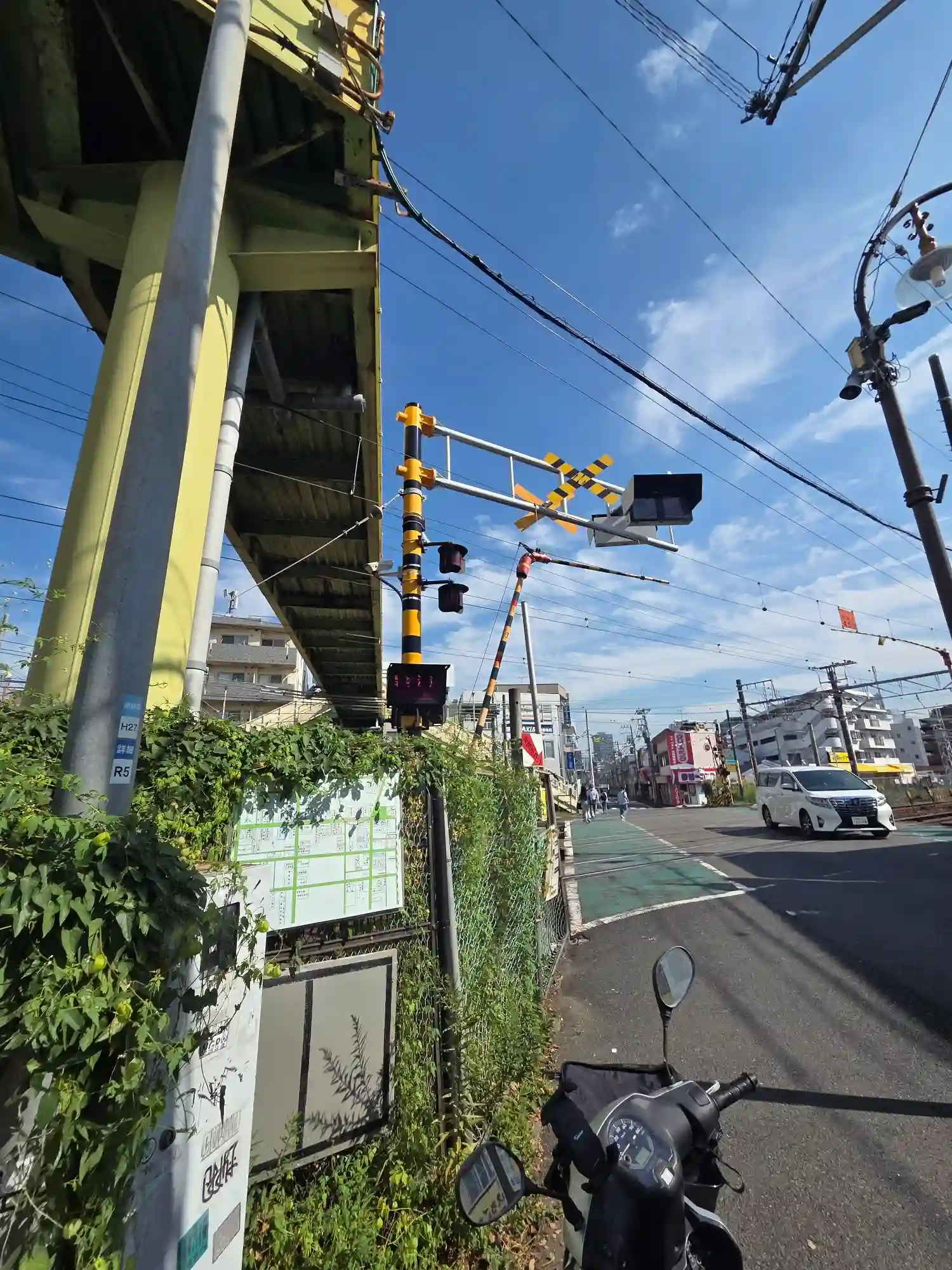 矢向 住みたくない理由のひとつ、矢向駅そばのJR南武線の踏切と、踏切の横に架かる歩道橋