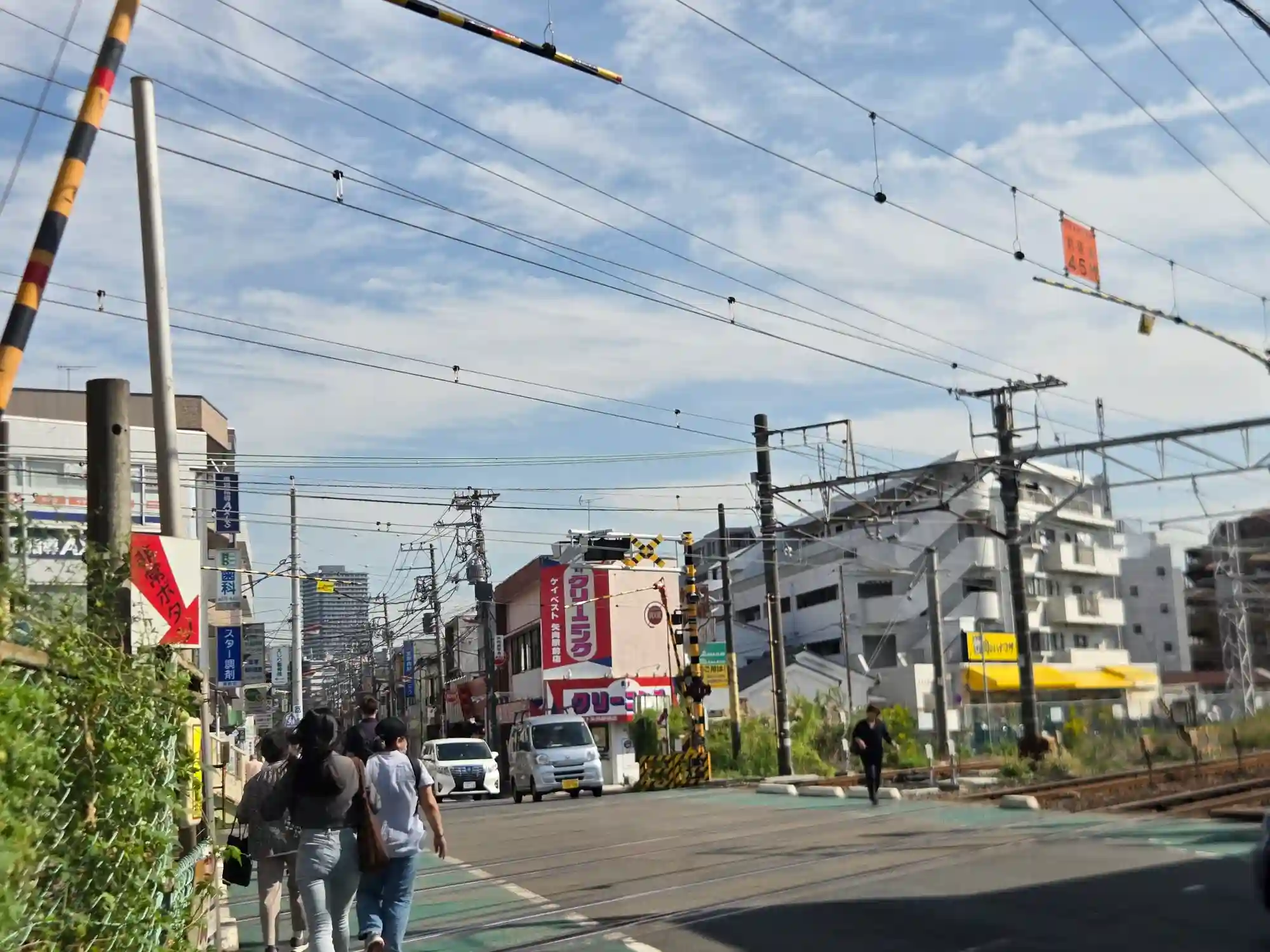 矢向 住みたくないと言われる理由の踏切。矢向駅前の南武線の踏切と商店が並ぶ通り