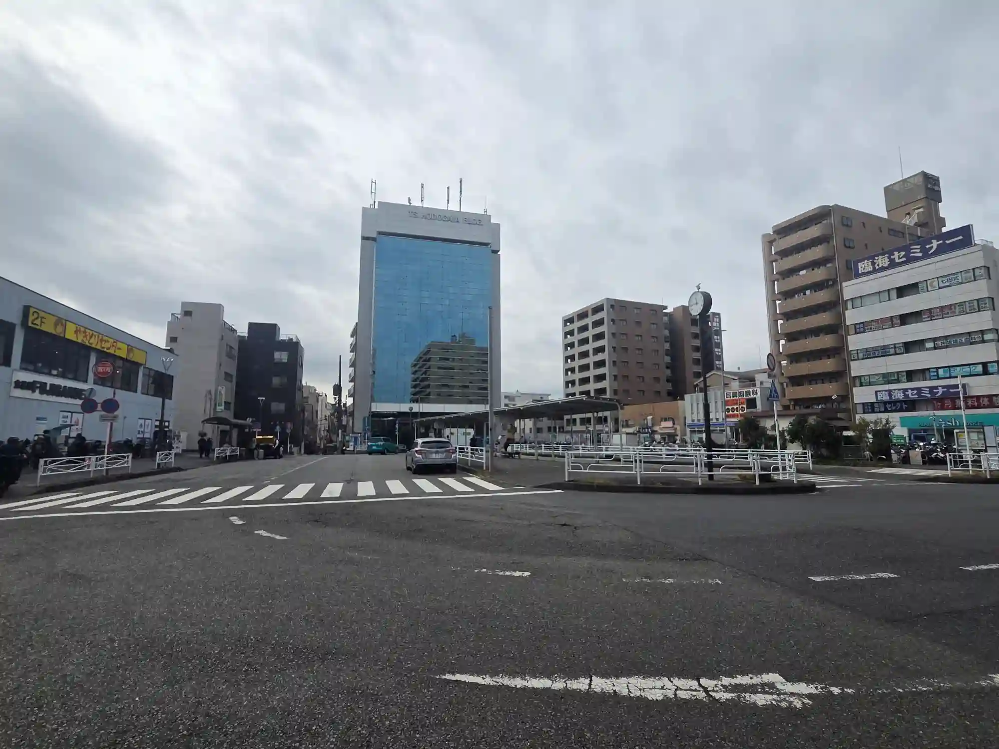 保土ヶ谷駅前のロータリーとバス乗り場。中層のオフィスビルやマンションが並び、昼間は交通量も落ち着いている