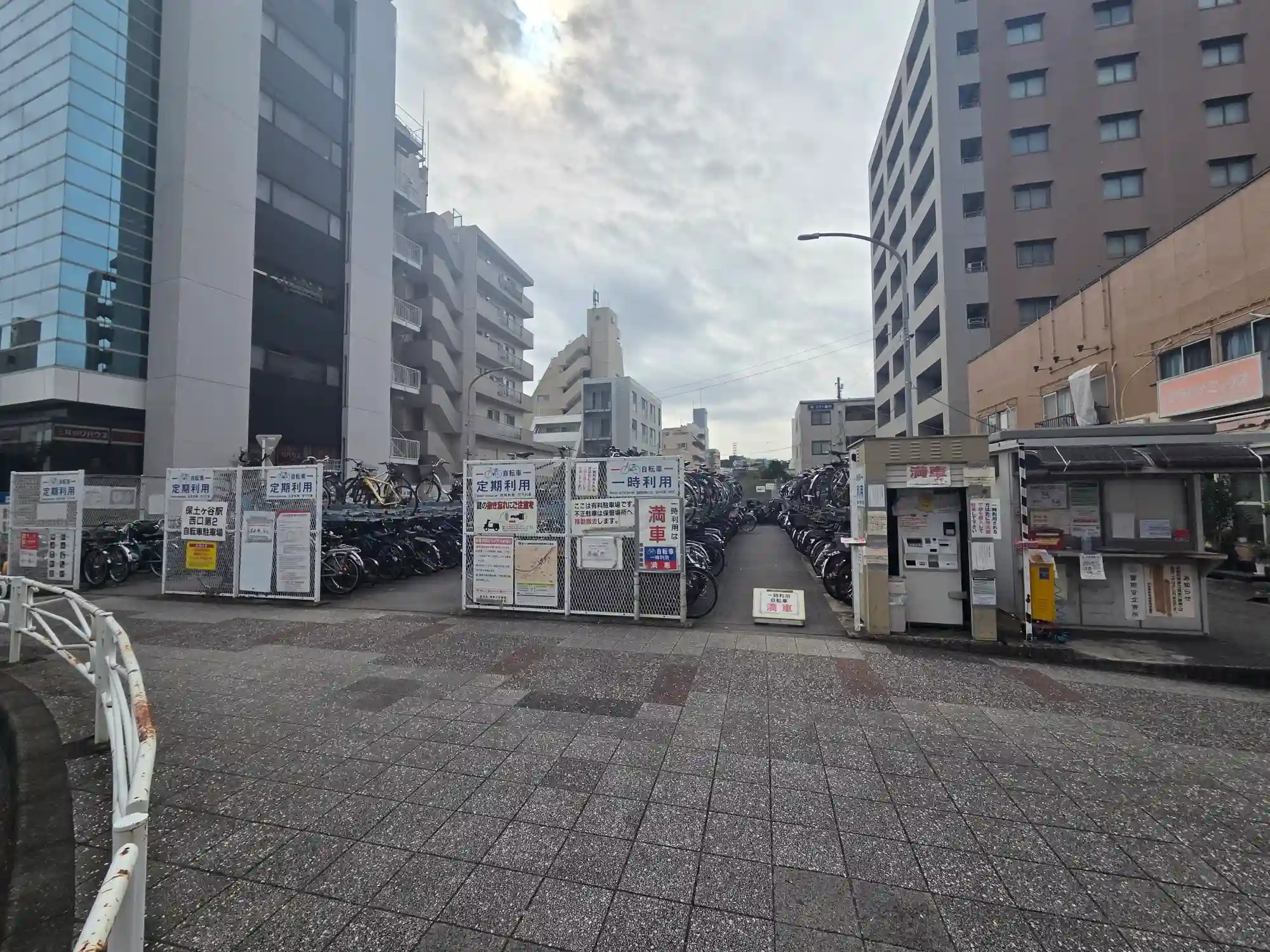 保土ヶ谷駅西口第2自転車駐車場の入口。定期利用と一時利用の区画があり、撮影時は一時利用が満車だった