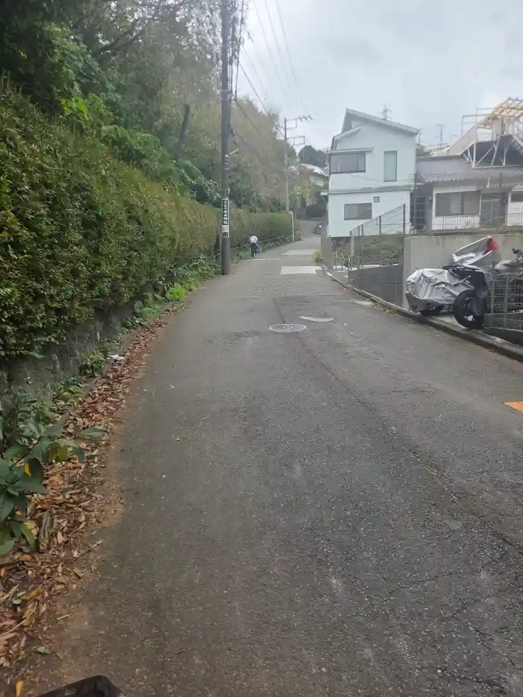 星川駅周辺の住宅街に続く上り坂。駅から少し離れると、このような坂道が多くなる